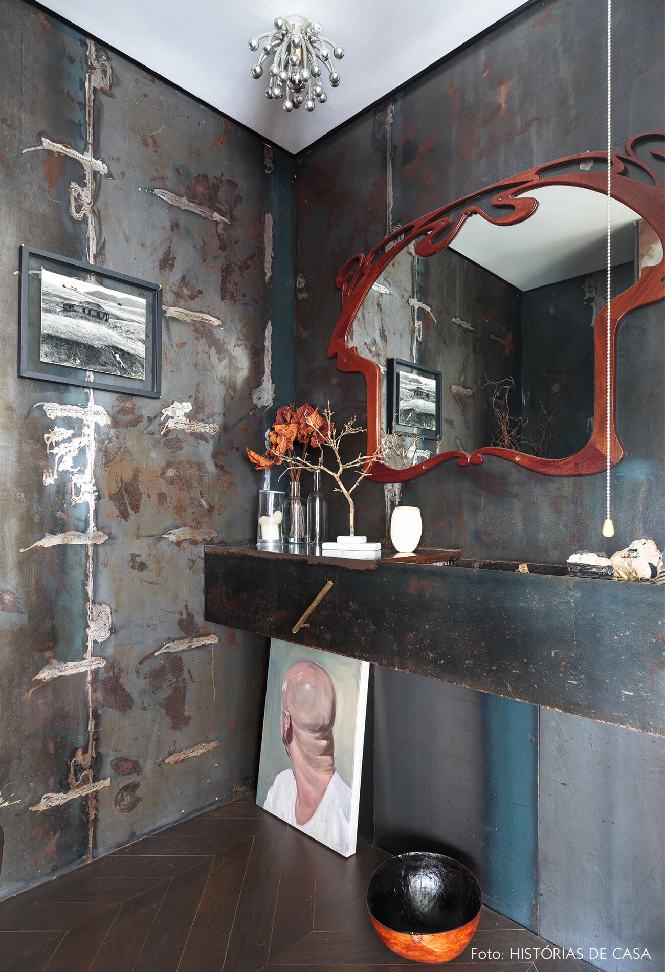 decoração ap lavabo com paredes escuras