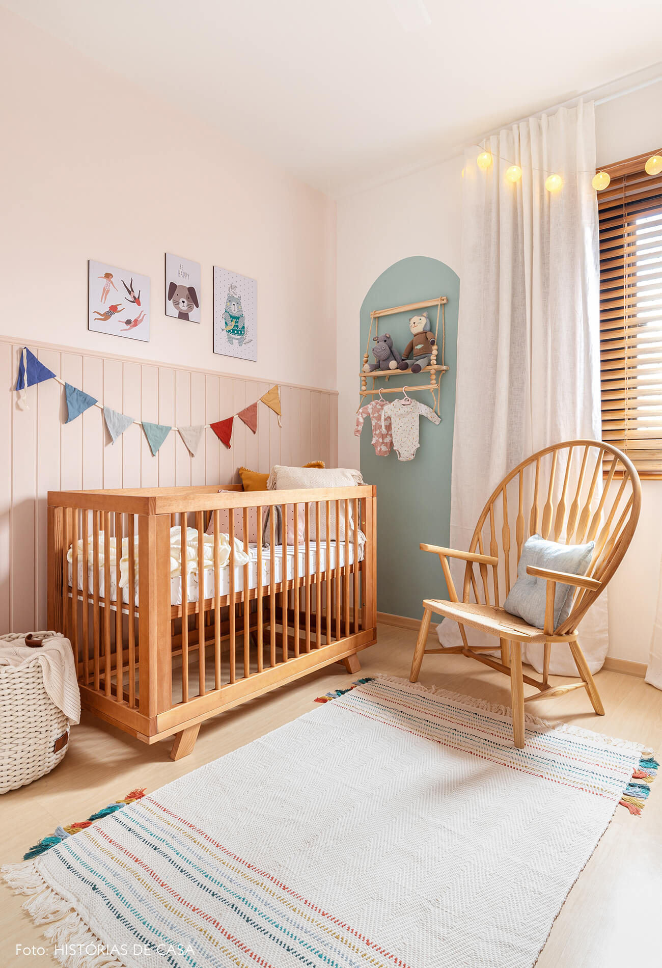 Antes e Depois decoração quarto bebê parede azul, berço de madeira, varal