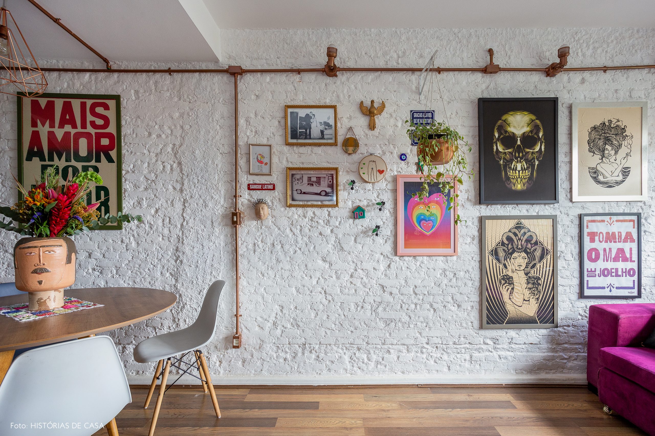 casa decoração sala parede de tijolinhos brancos cadeira eames