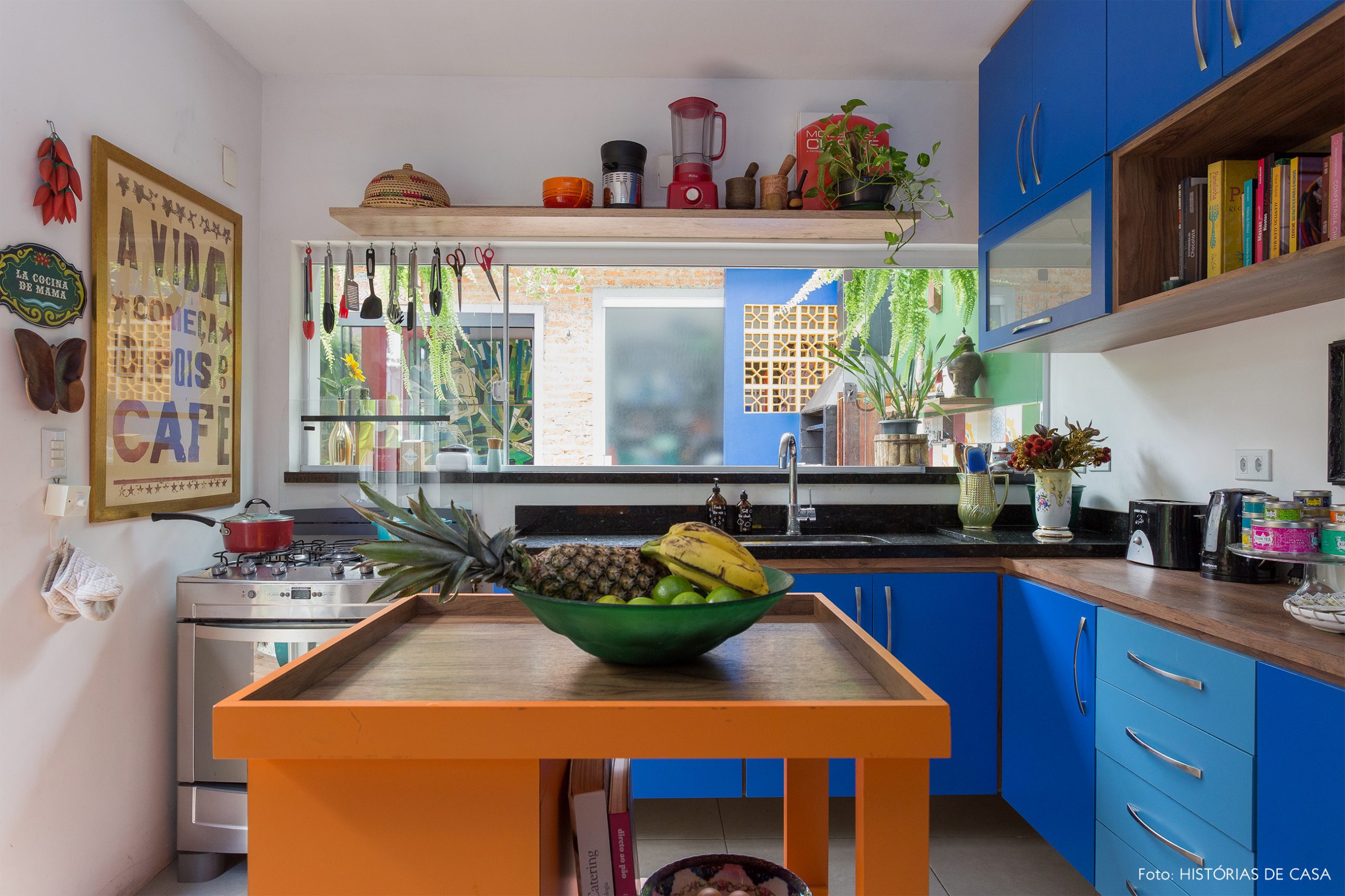 casa decoração cozinha colorido com armarios azuis e bancada laranja