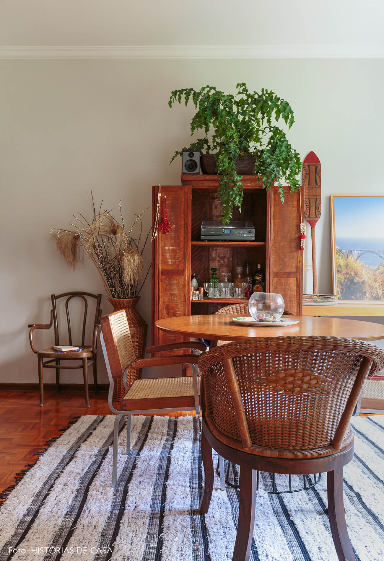 decoração sala jantar com cadeiras de palha e moveis de madeira