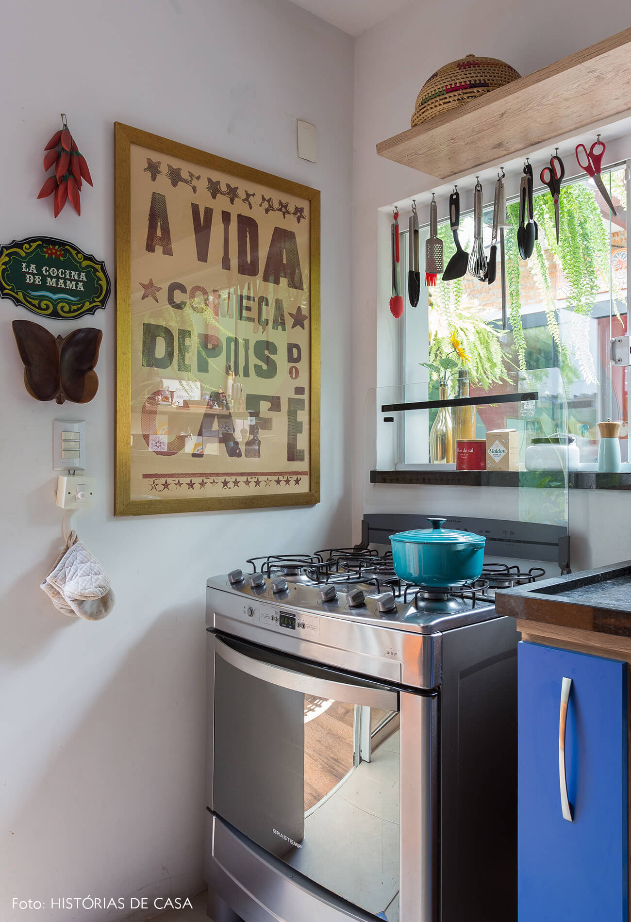 casa decoração cozinha colorida com armarios azuis