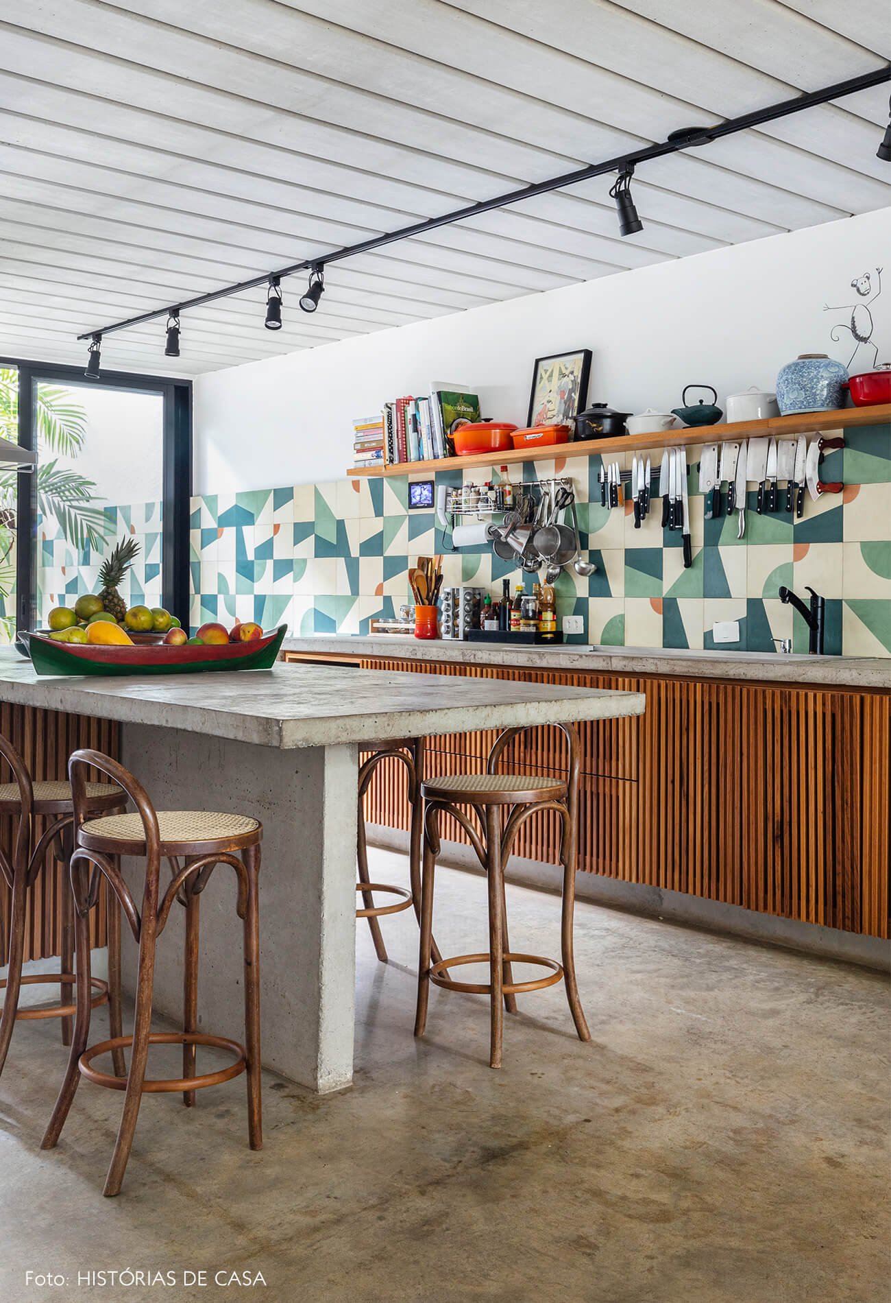 decoração casa cozinha com azulejos coloridos, bancada de concreto e cadeira thonet