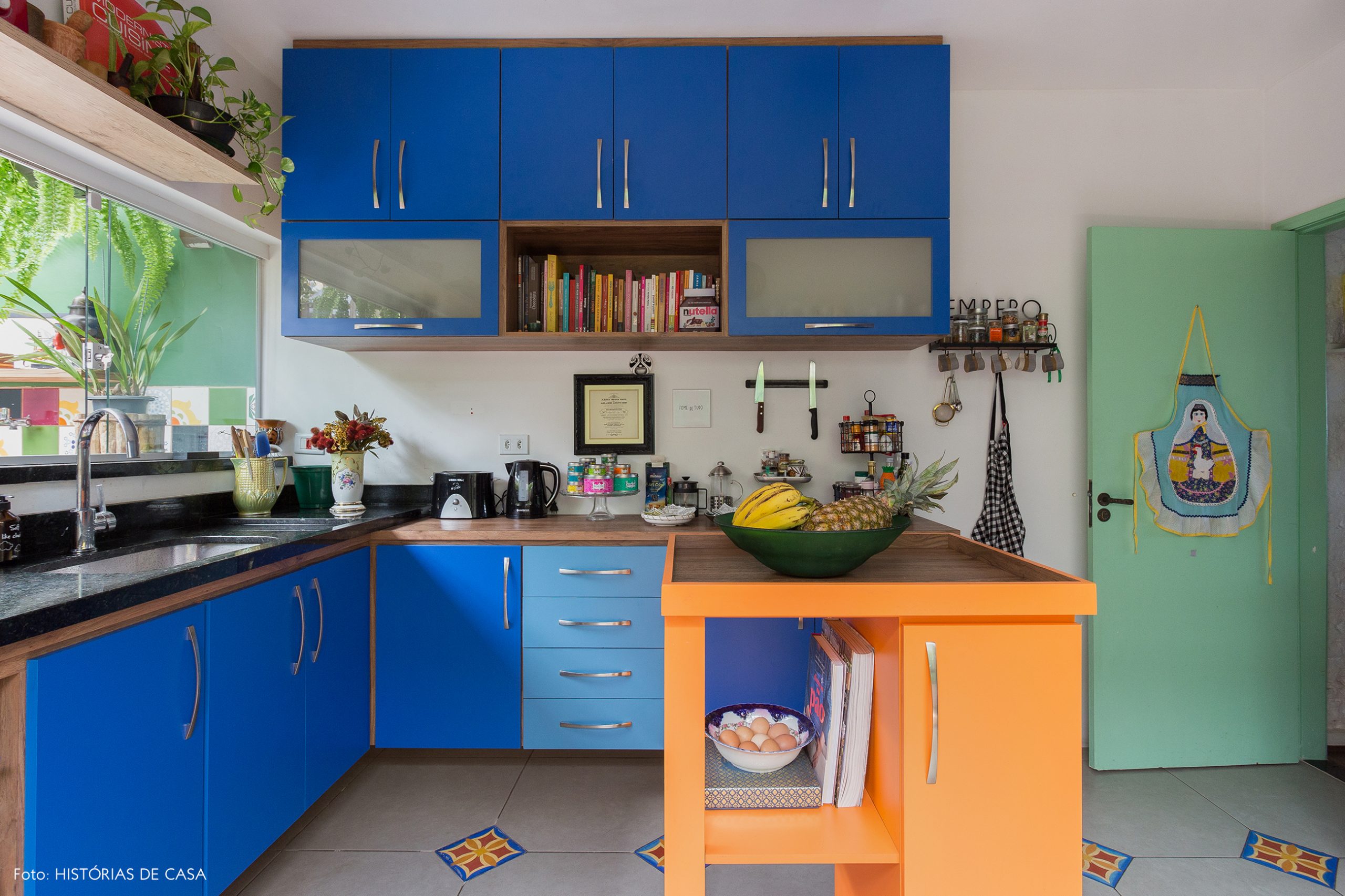 casa decoração cozinha colorido com armarios azuis e bancada laranja