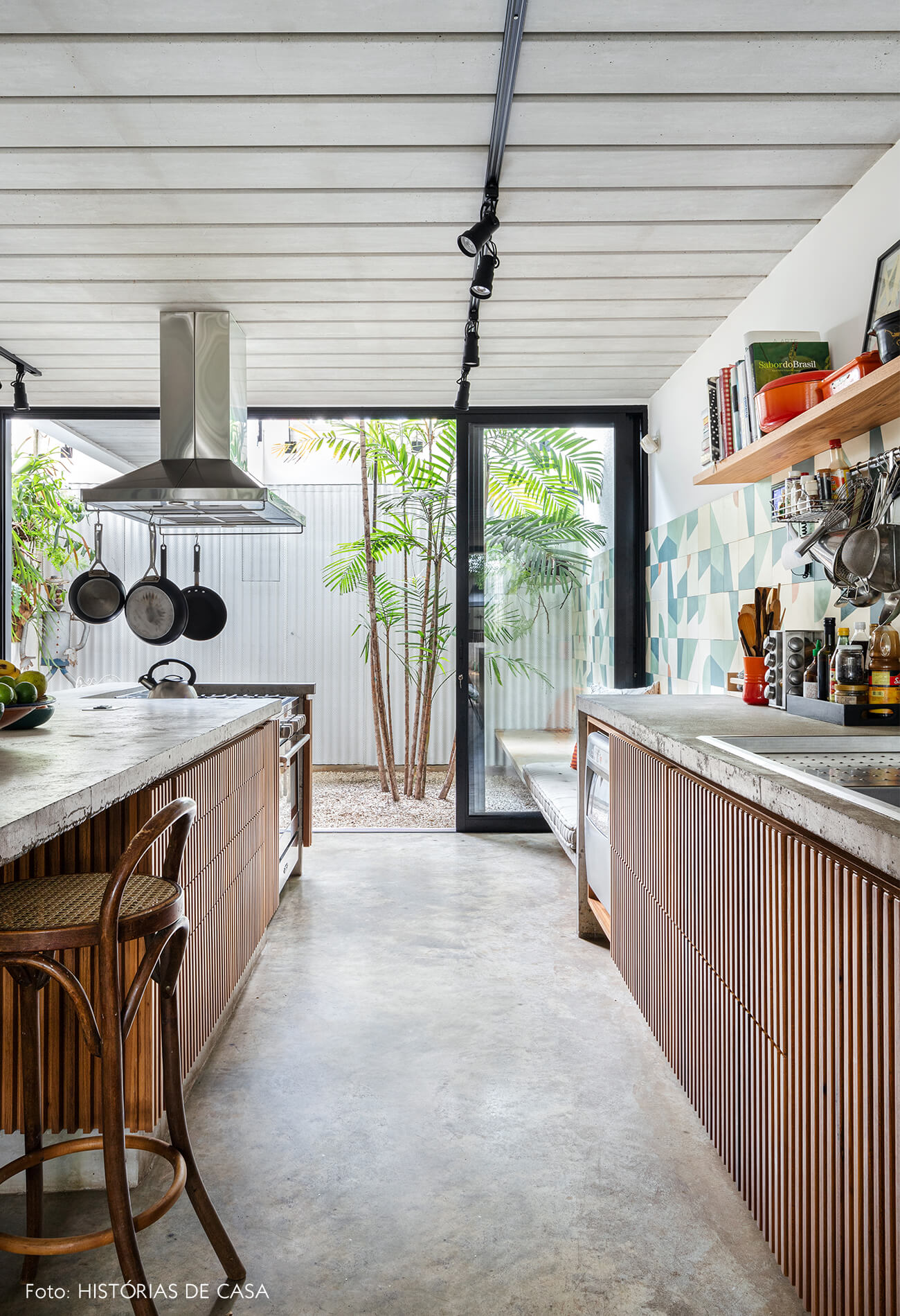 decoração casa cozinha com bancada de concreto e cadeira thonet