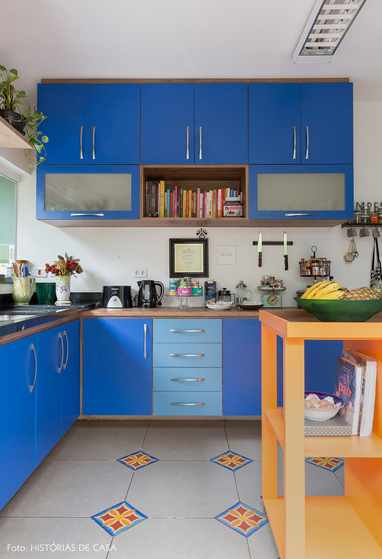 casa decoração cozinha colorida com armarios azuis e bancada laranja