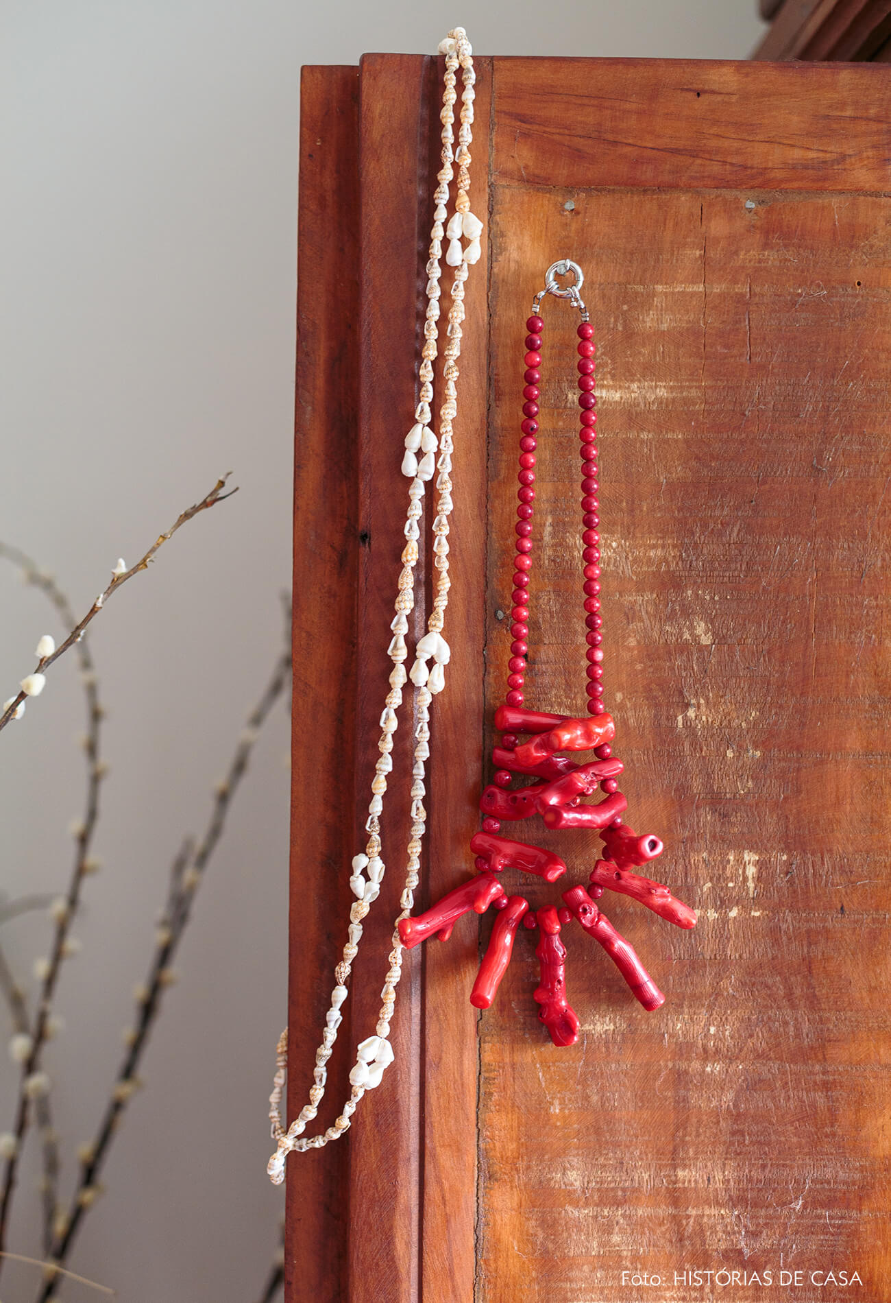 decoração colares decorativos em armarios de madeira