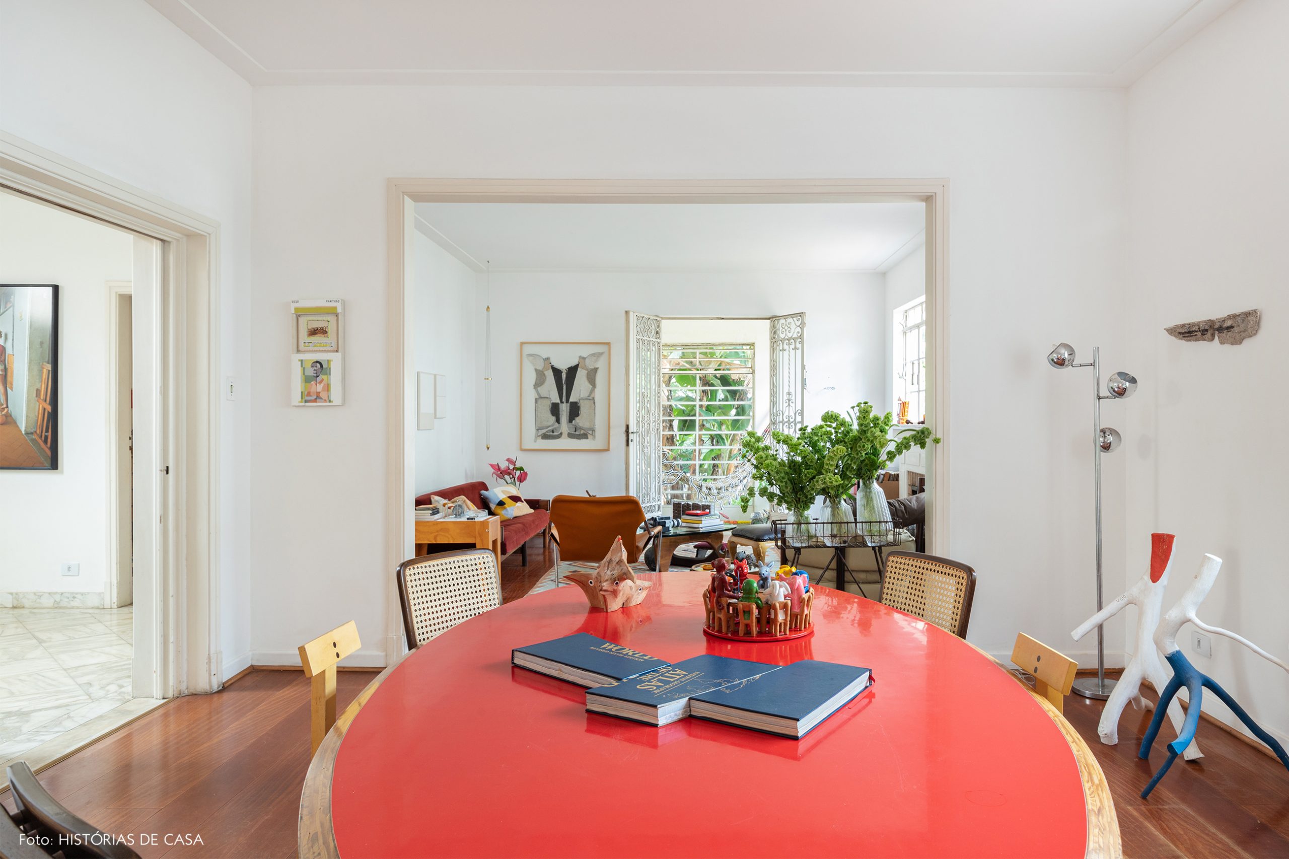 decoração sala jantar com mesa vermelha e cadeira de palhinha