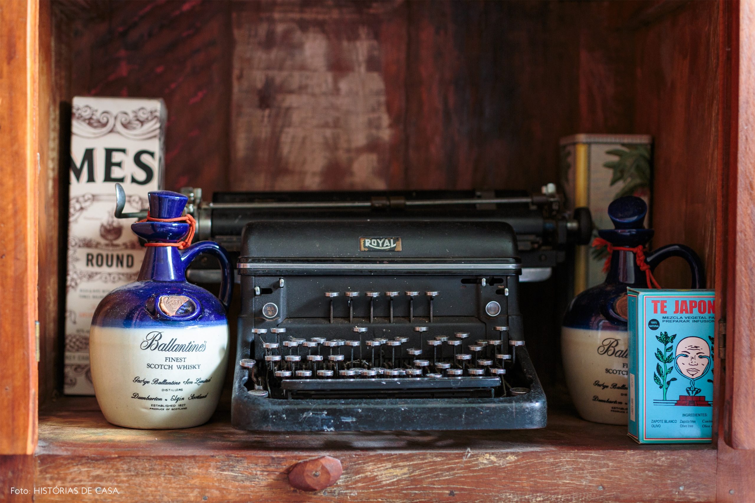 decoração detalhes em estante de madeira