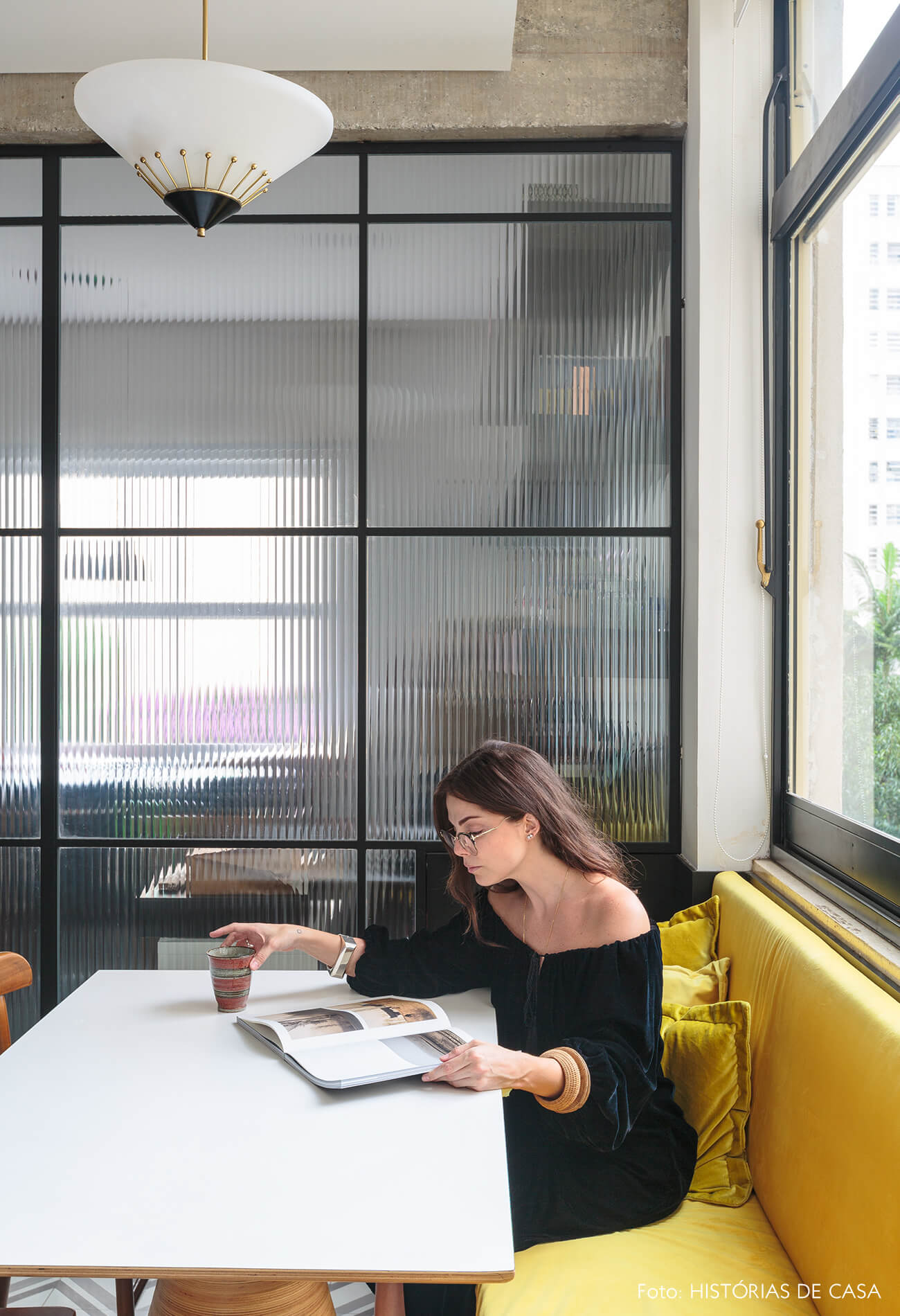 decoração ap cozinha com sofá amarelo e porta serralheria