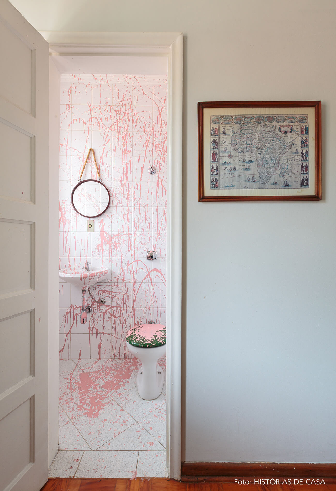 decoração banheiro com pintura de respingos rosa