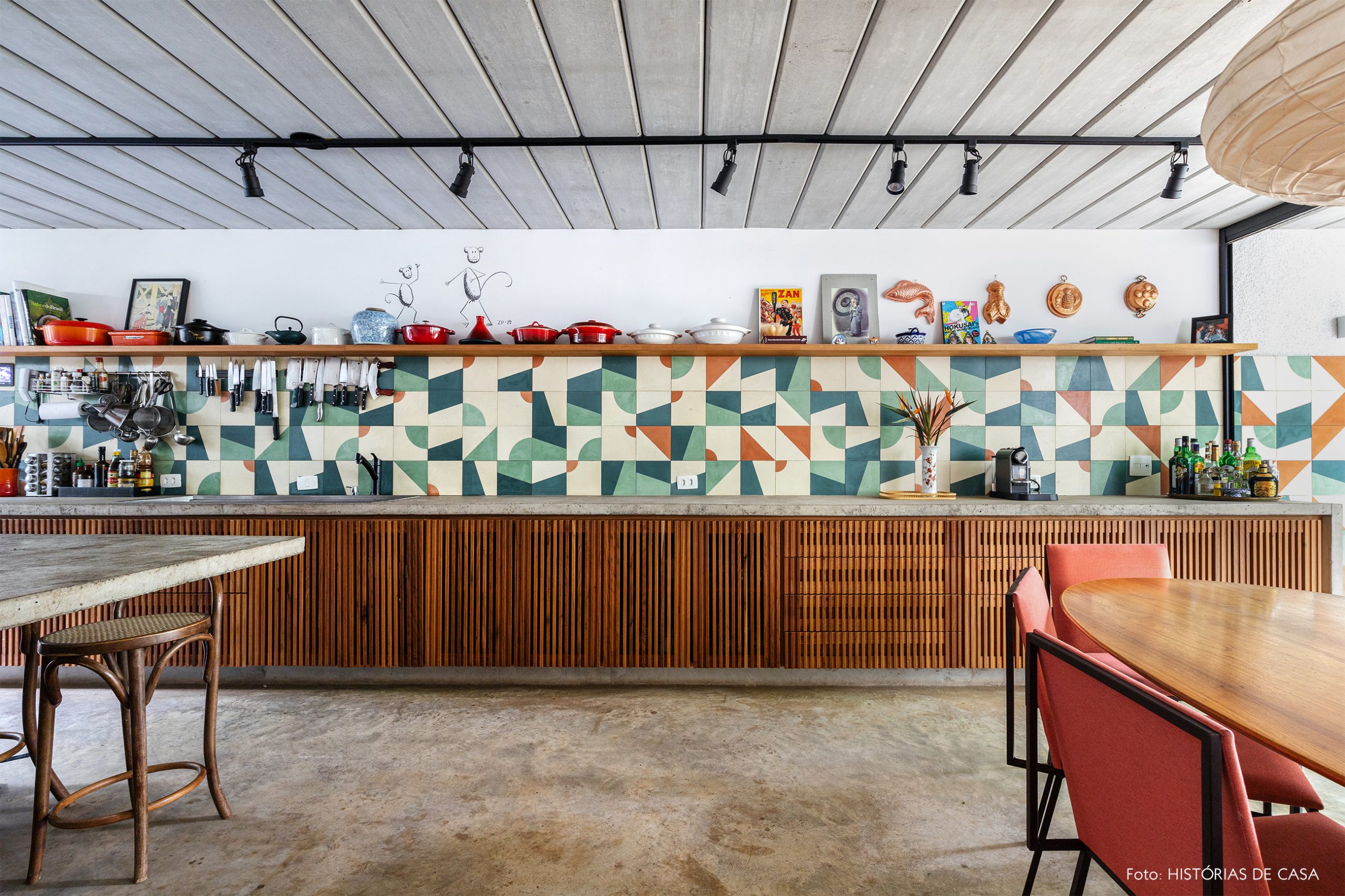 decoração casa cozinha com azulejos coloridos na parede, bancada de concreto