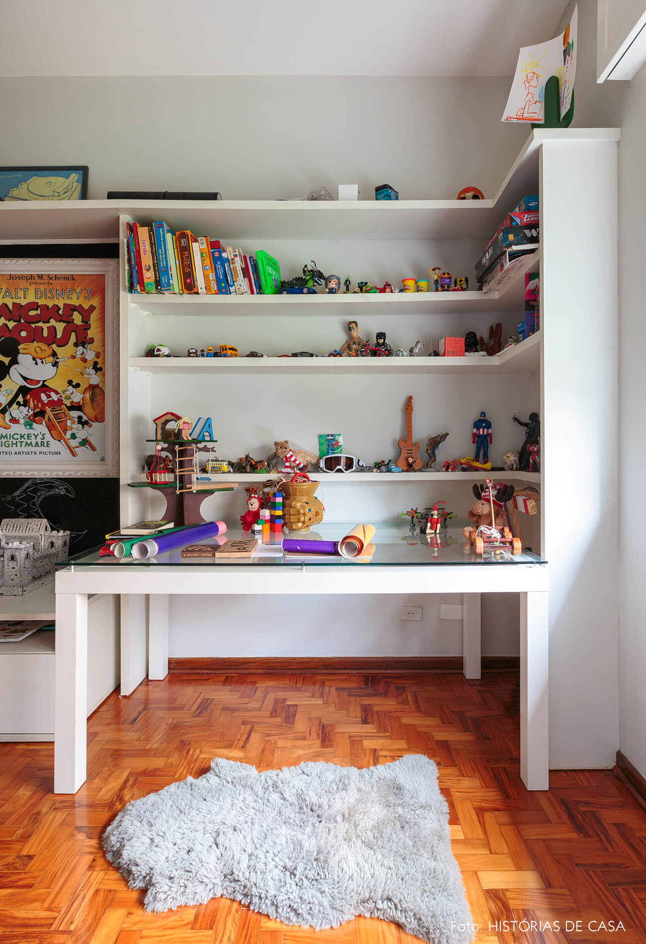 decoração quarto criança com mesa e estante branca
