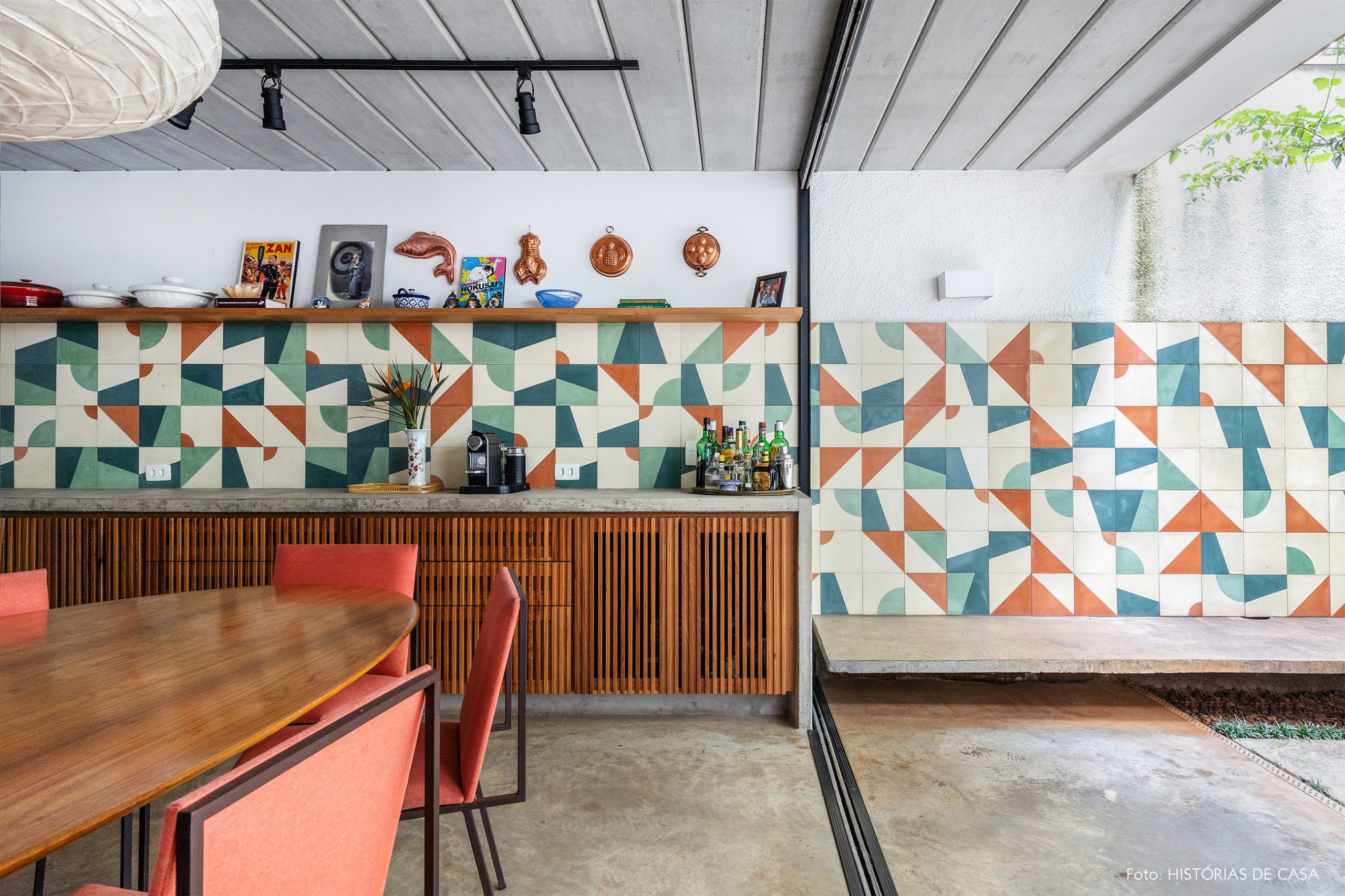 decoração casa cozinha jardim com azulejos coloridos na parede, banco de concreto