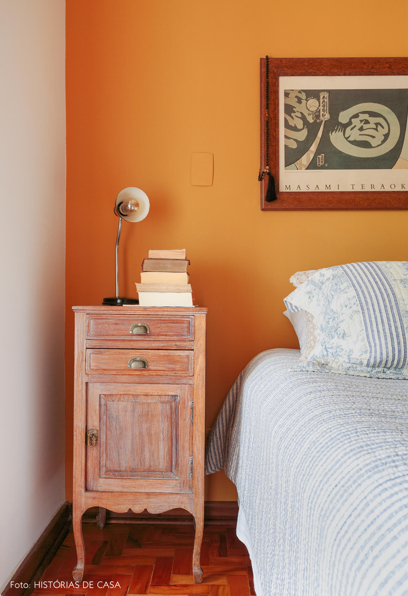 decoração quarto com parede amarela e mesa de madeira
