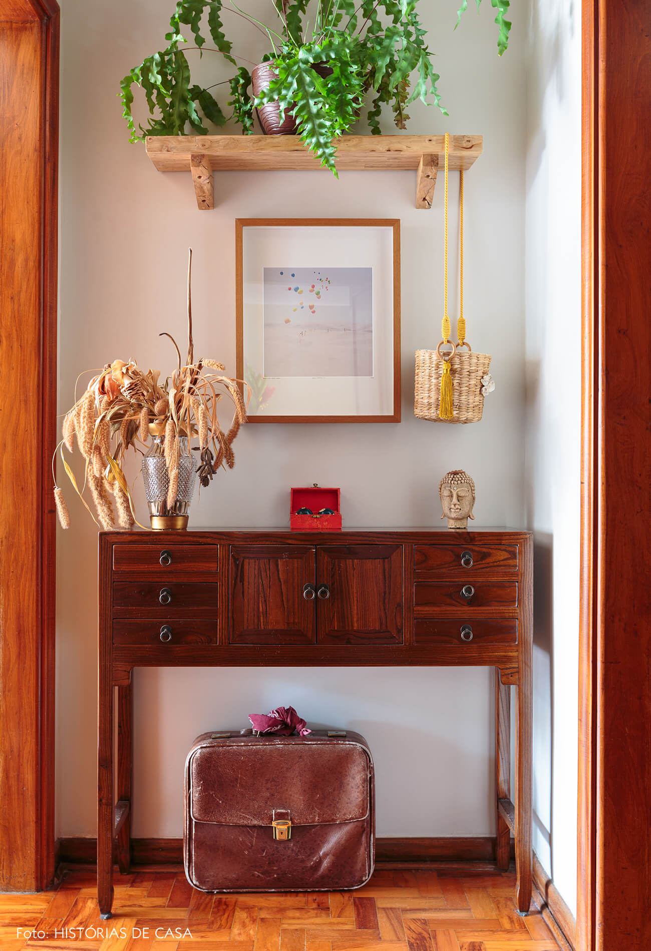 decoração corredor com aparador de madera e cesto de palha
