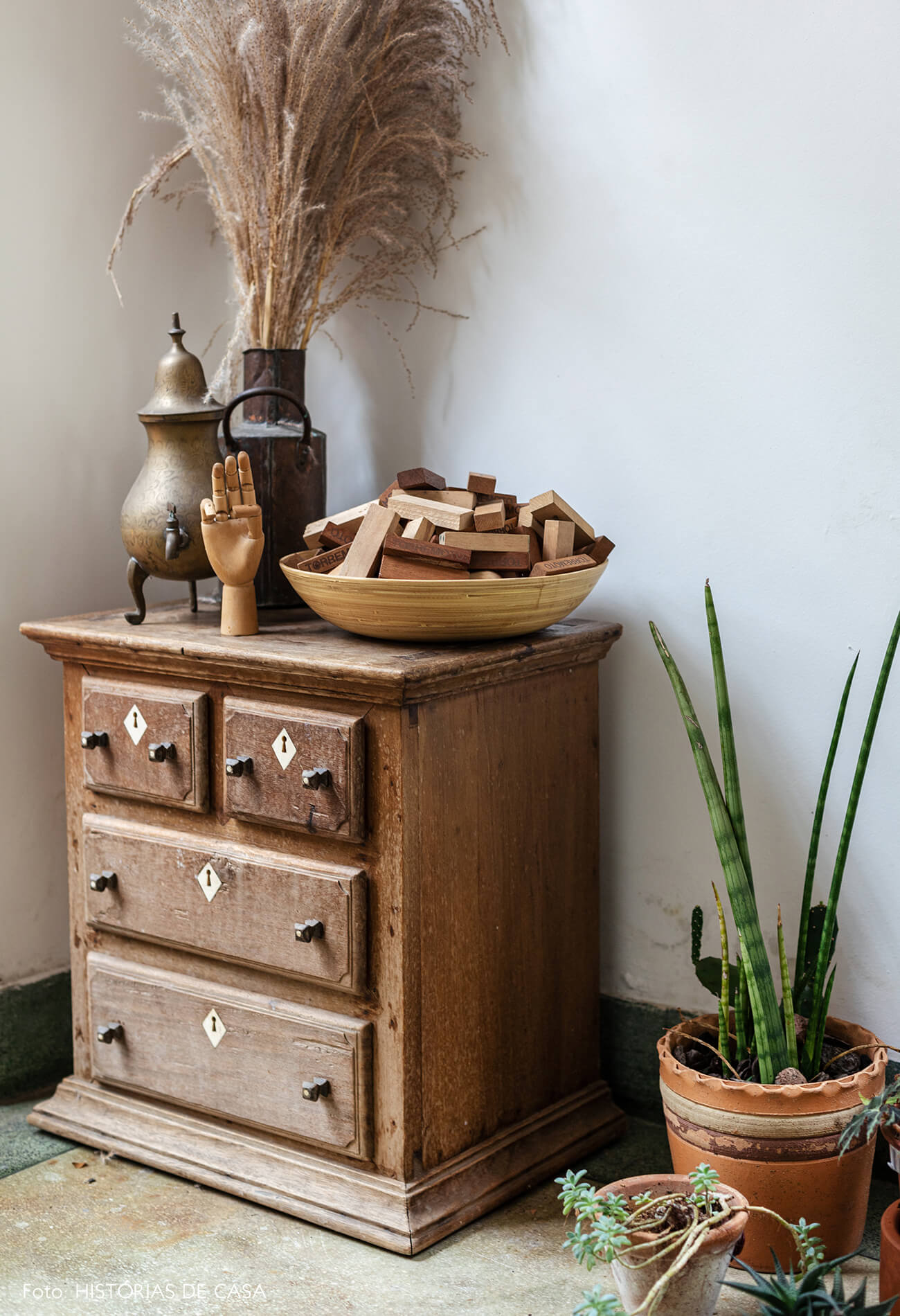 decoração estante de madeira e objetos de madeira, plantas