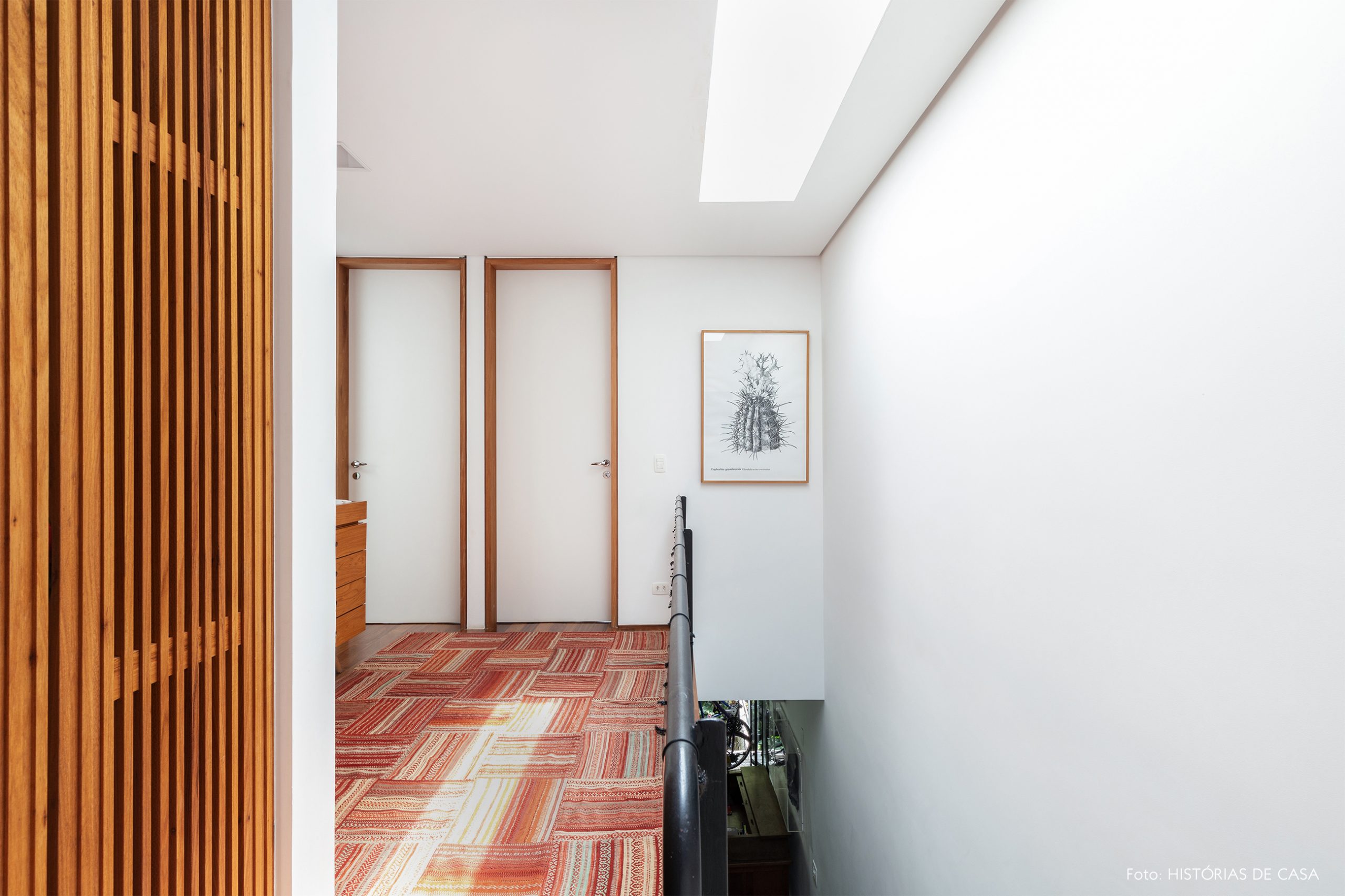 decoração casa corredor com tapete estampado e clarabóia