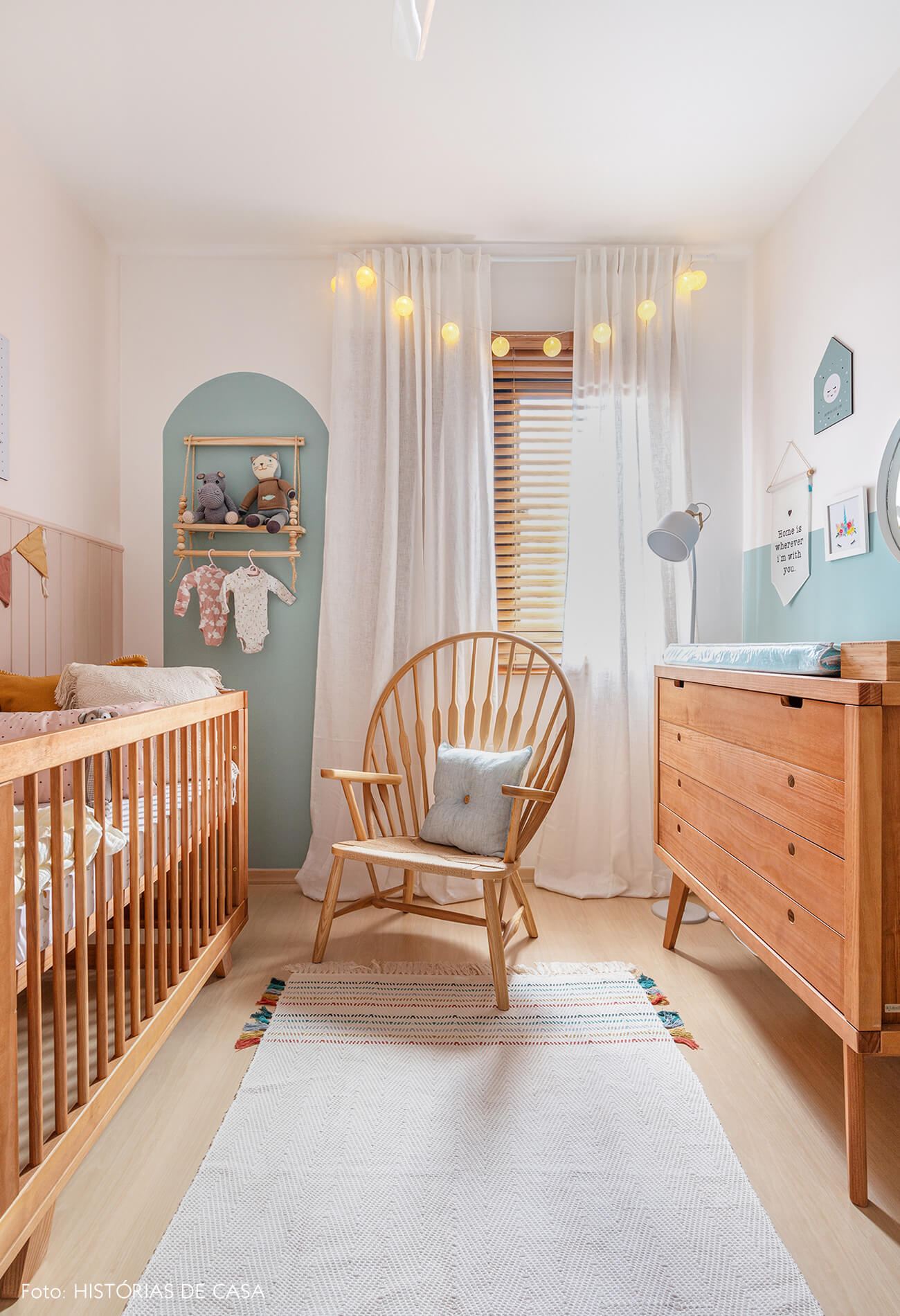 Antes e Depois decoração quarto bebê parede azul, moveis de madeira, cordao de luz