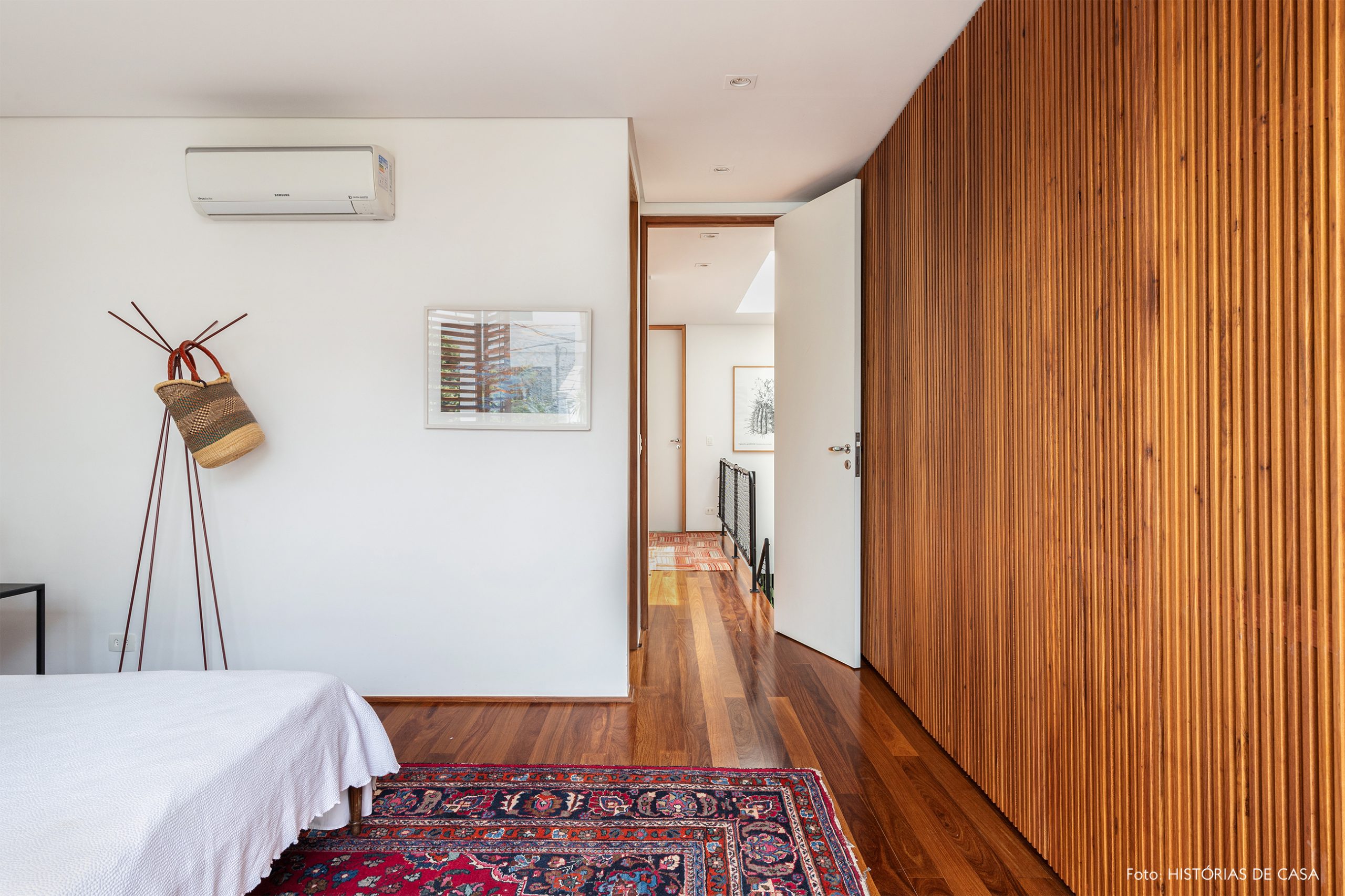 decoração casa quarto com armário de madeira, cabideiro minimalista de ferro