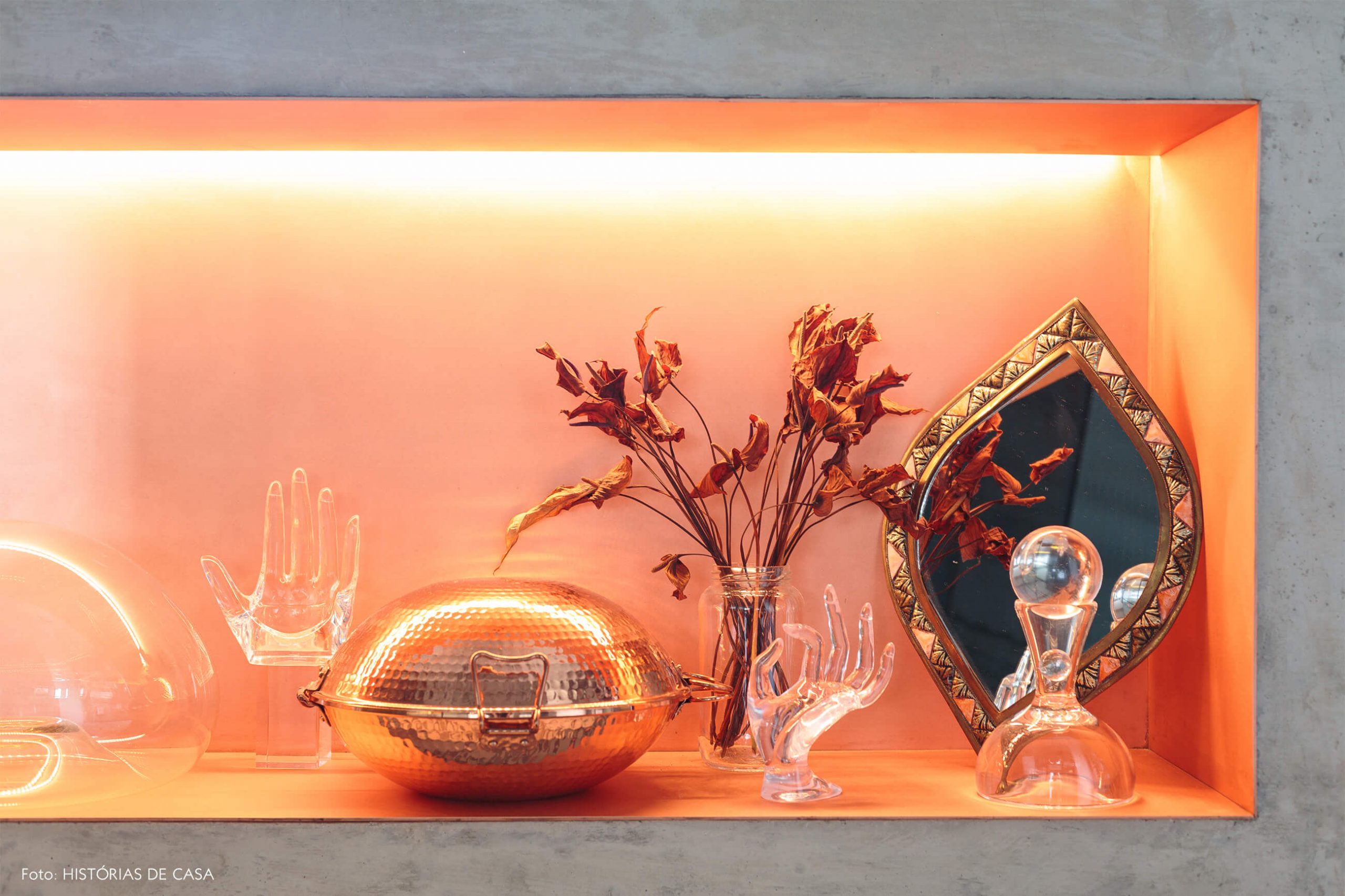 decoração ap objetos em bancada de concreto iluminada