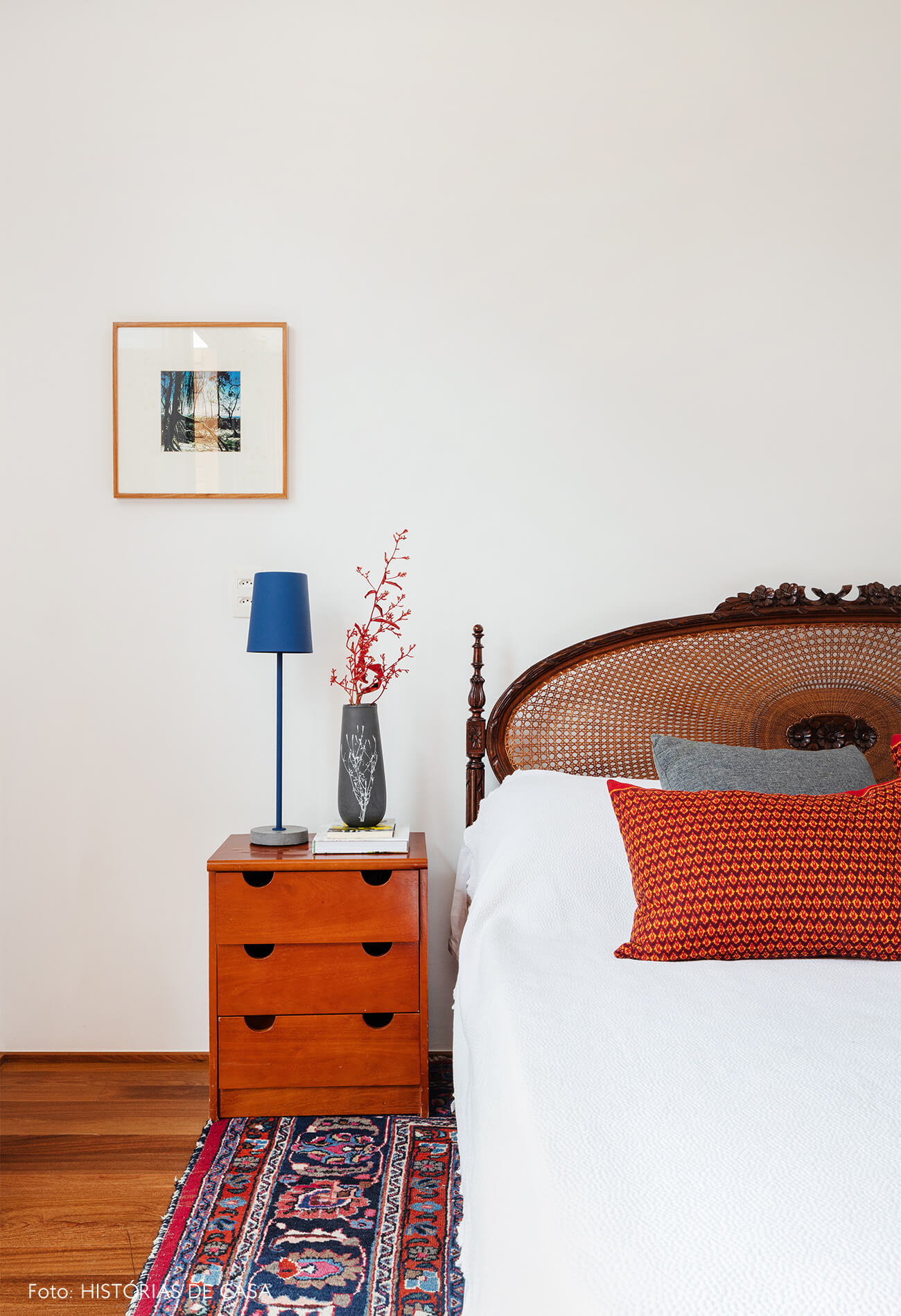 decoração casa quarto com cabeceira de palhinha e mesa lateral de madeira