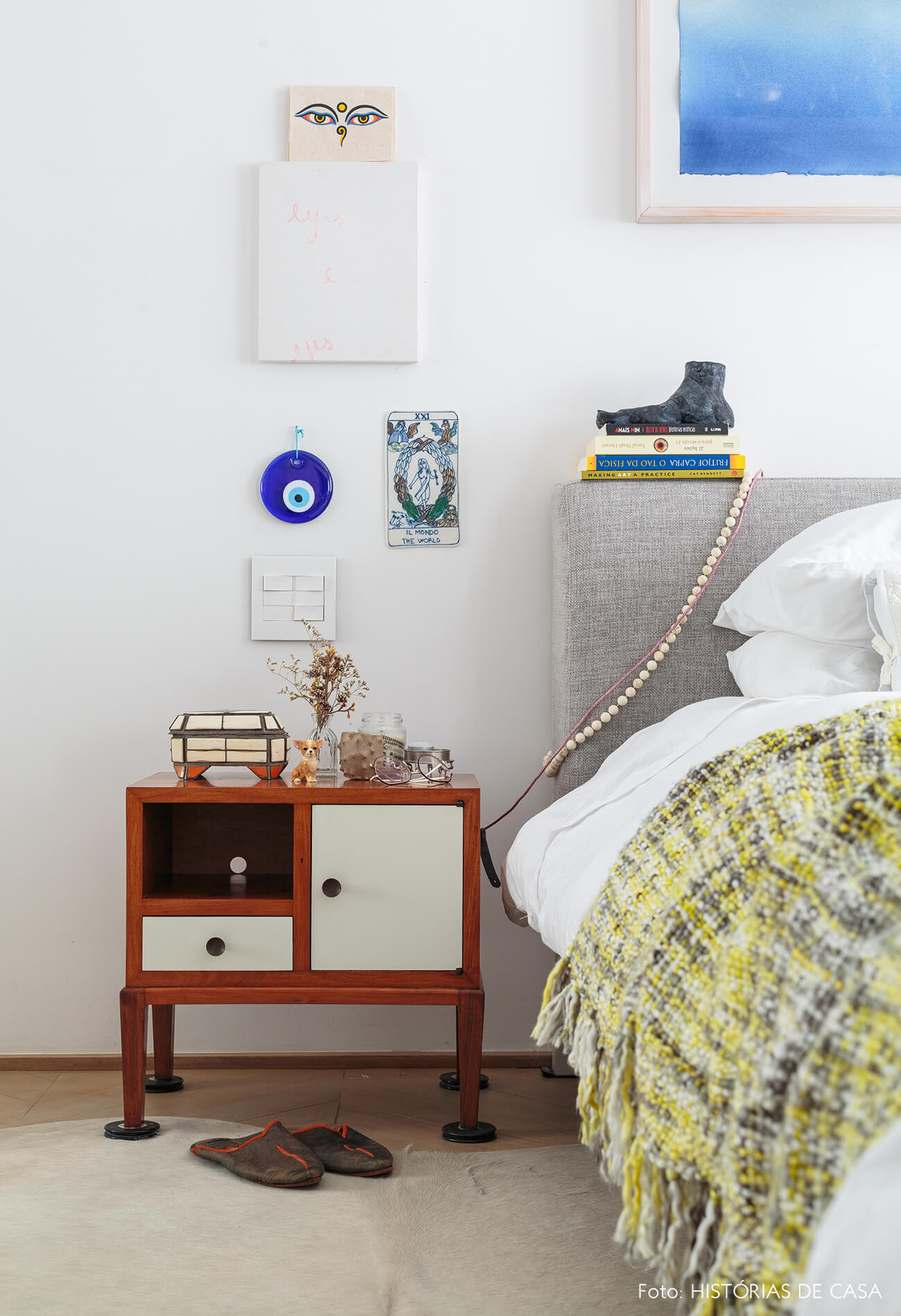 decoração ap quarto com mesa lateral de madeira e cabeceira de tecido