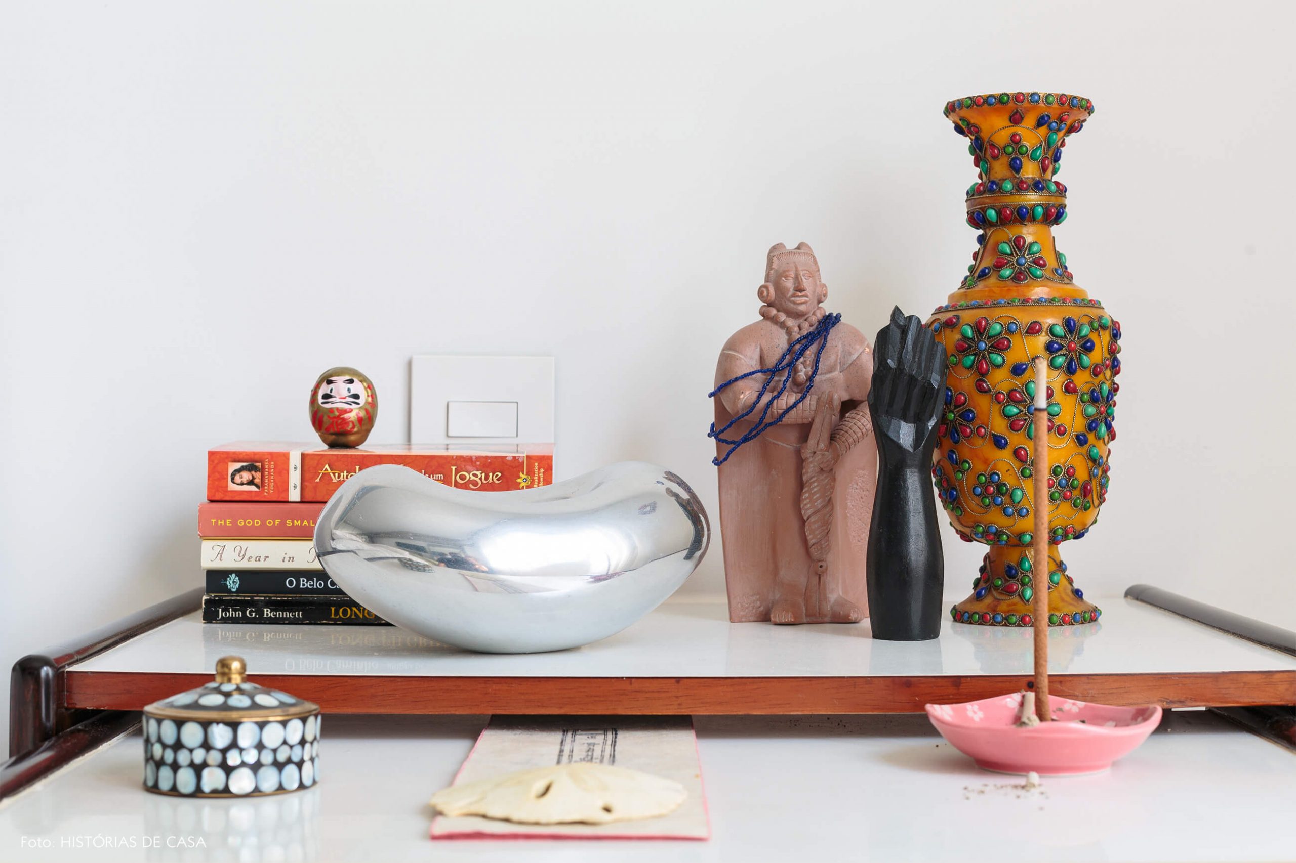 decoração ap objetos altar em mesa de madeira