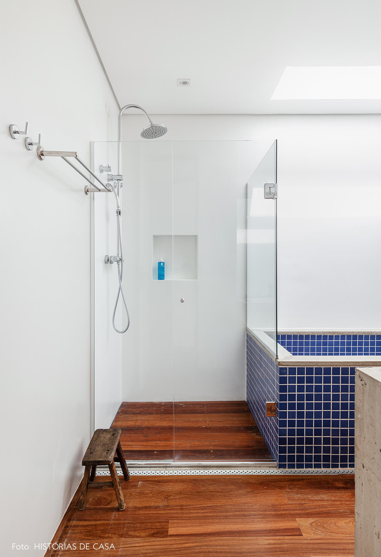 decoração casa banheiro com claraboia e banheira com azulejos azius