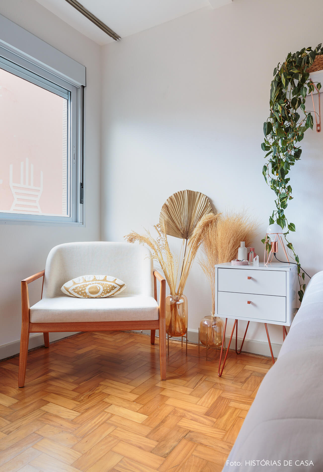 decoração ape alugado quarto com poltrona, plantas e mesa branca