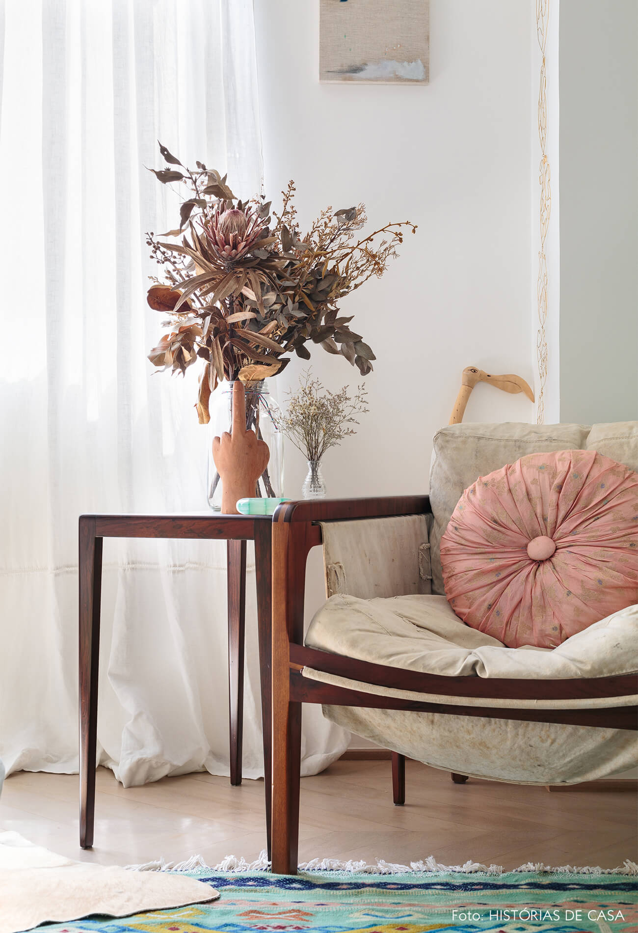 decoração ap quarto com poltrona de madeira