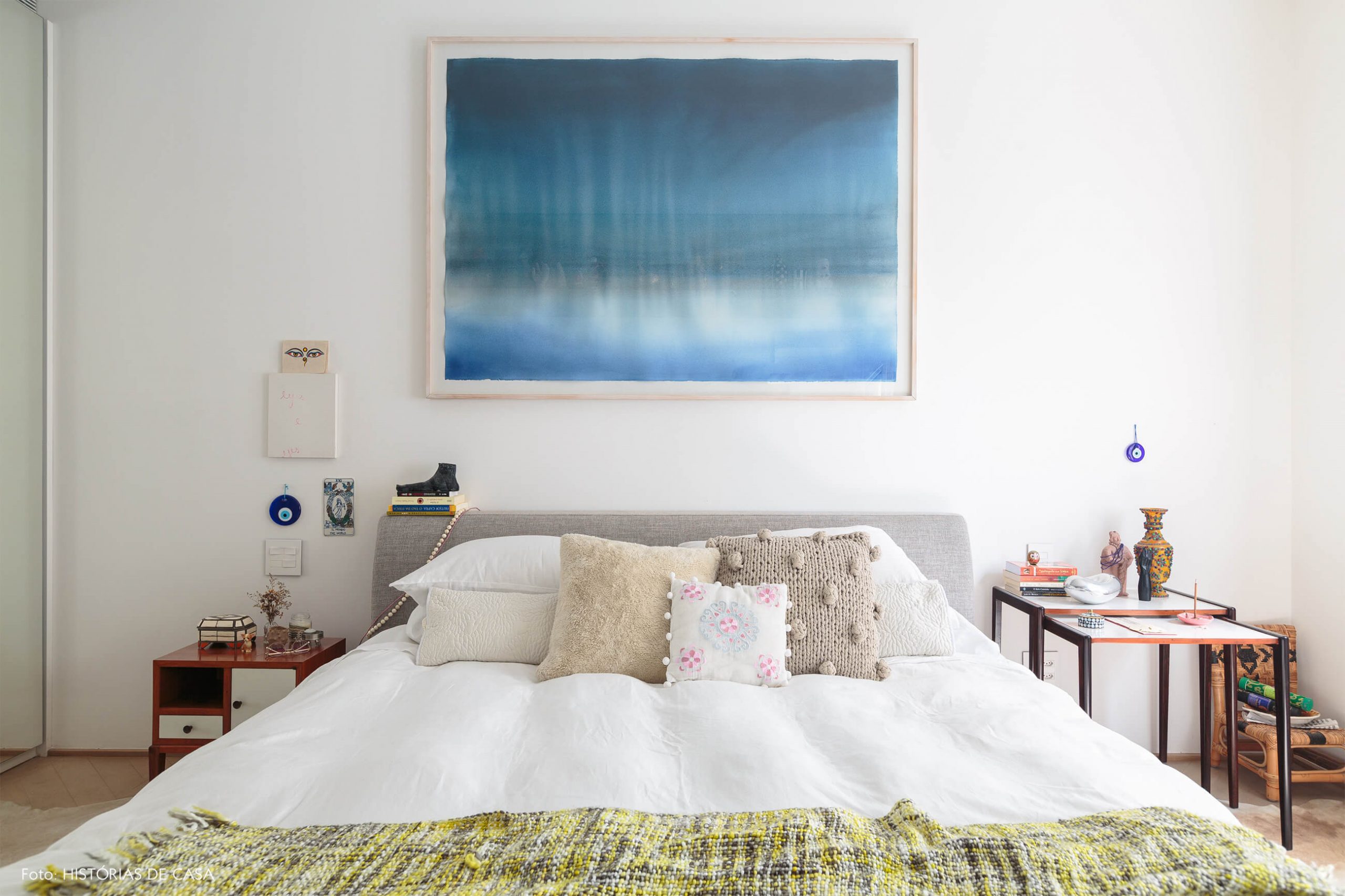 decoração ap quarto com cabeceira de tecido e quadro azul