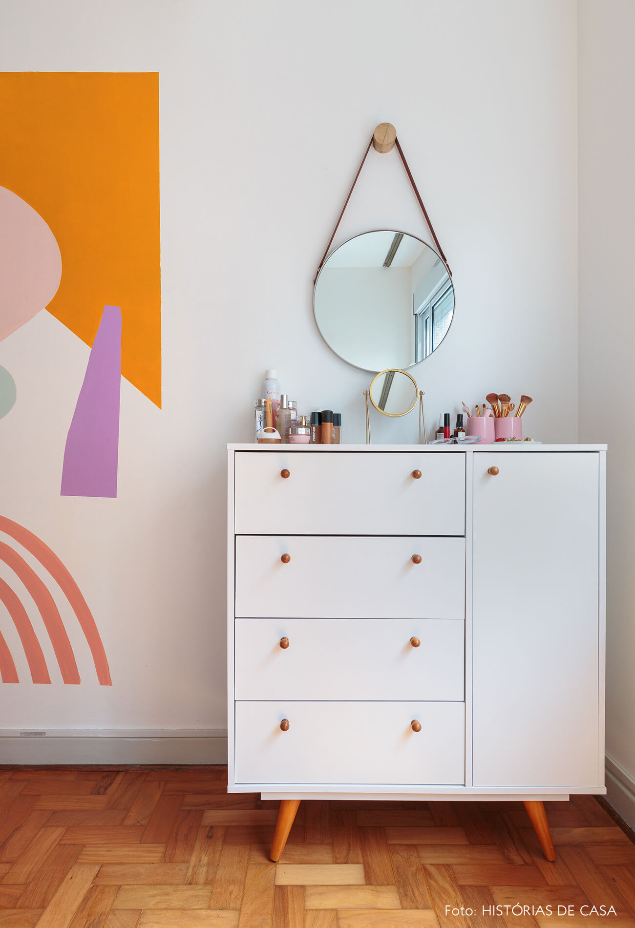 decoração ape alugado quarto com pintura organica na parede e comoda branca