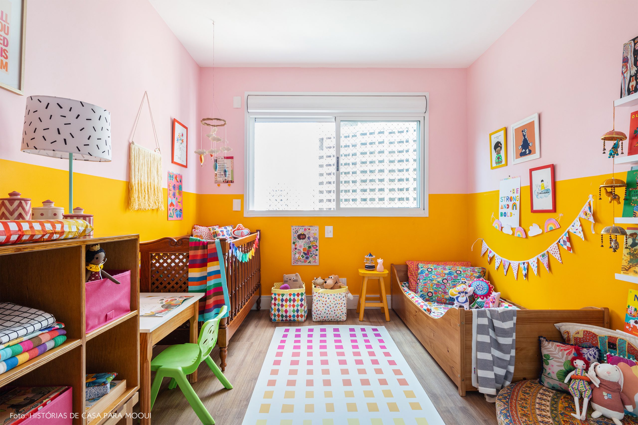 Quarto de criança com paredes coloridas e tapete vinílico
