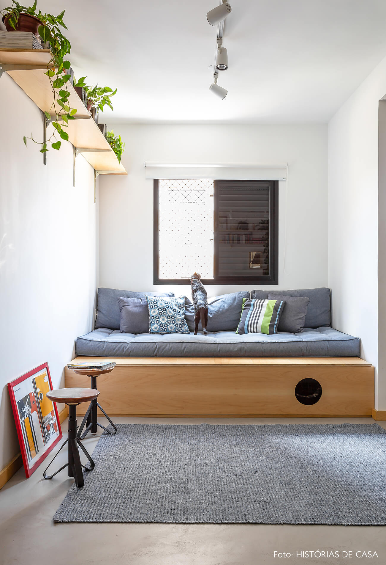 decoração sala com prateleiras e sofá de madeira clara