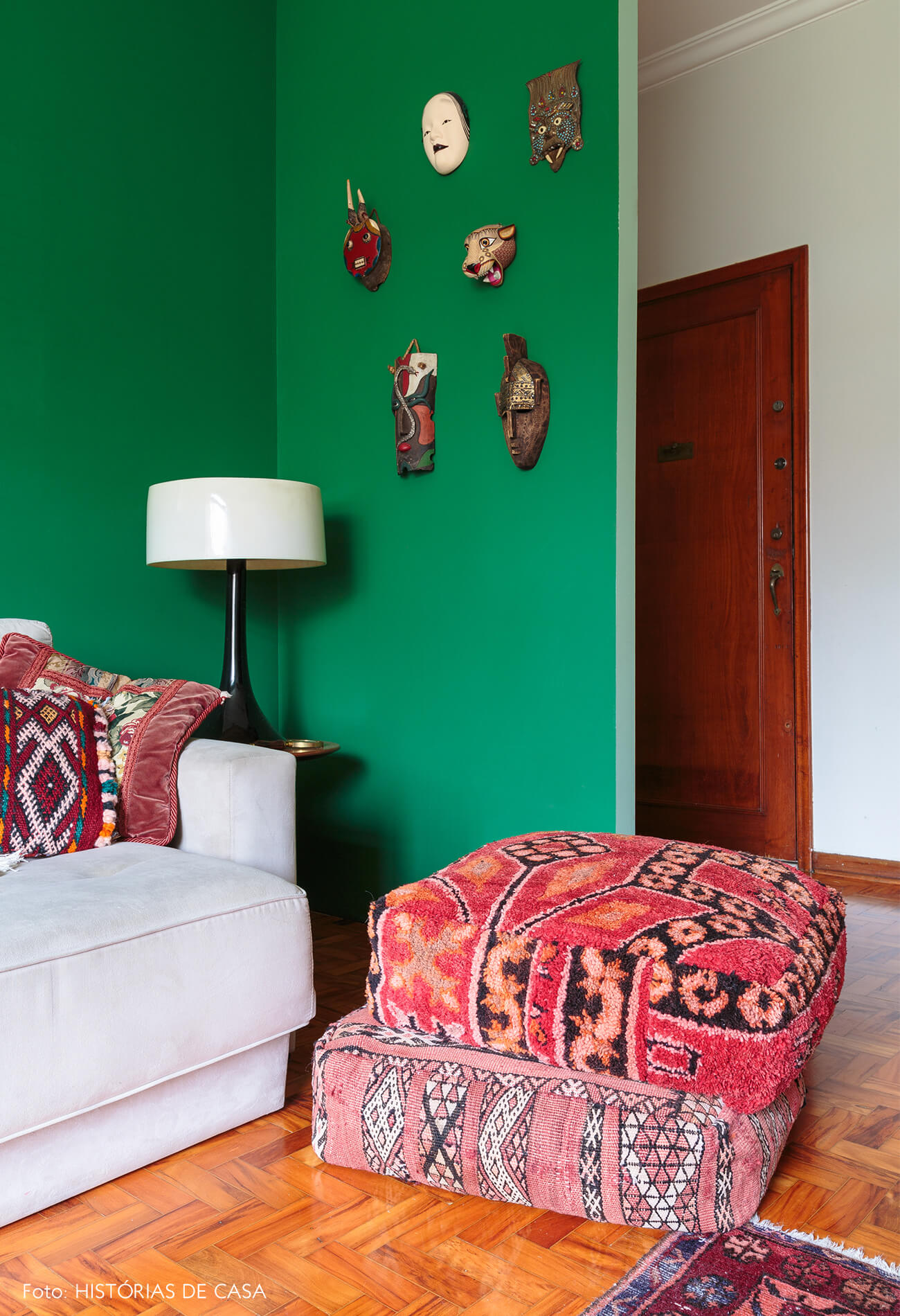 decoração sala com parede verde e pufes coloridos