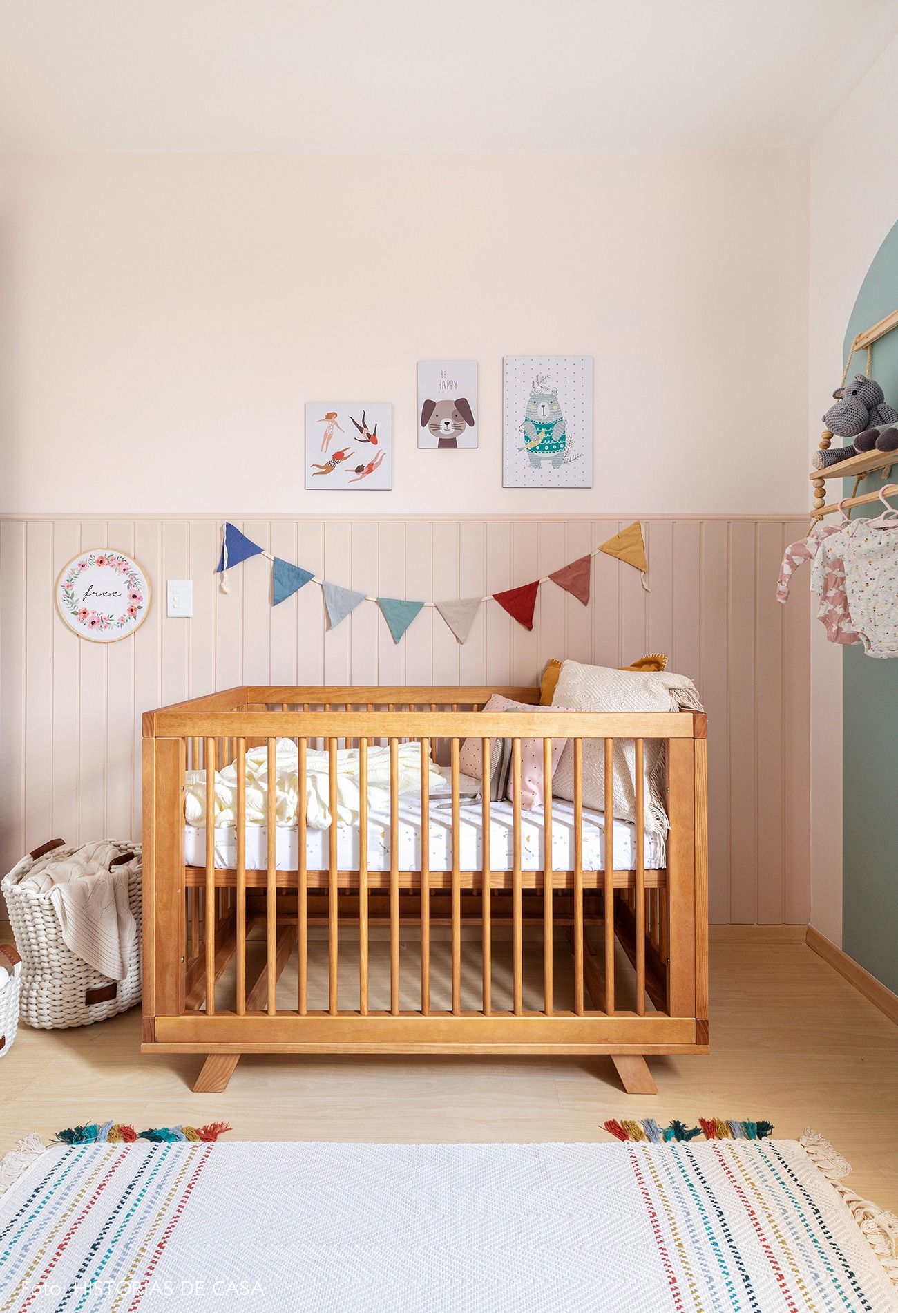 Antes e Depois decoração quarto bebê berço de madeira, cesto, parede azul