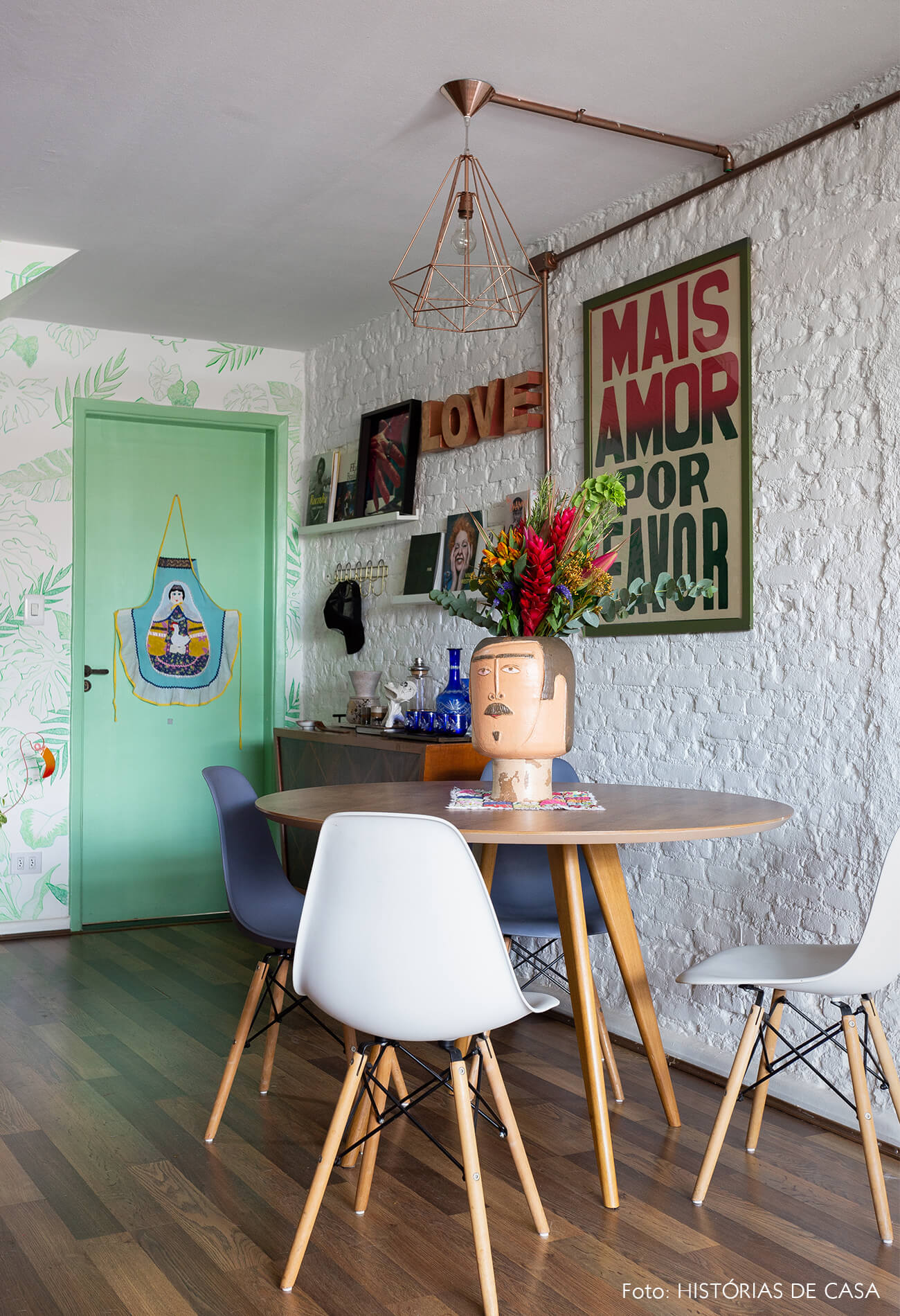 casa decoração sala jantar cadeira eames parede tijolinhos branco