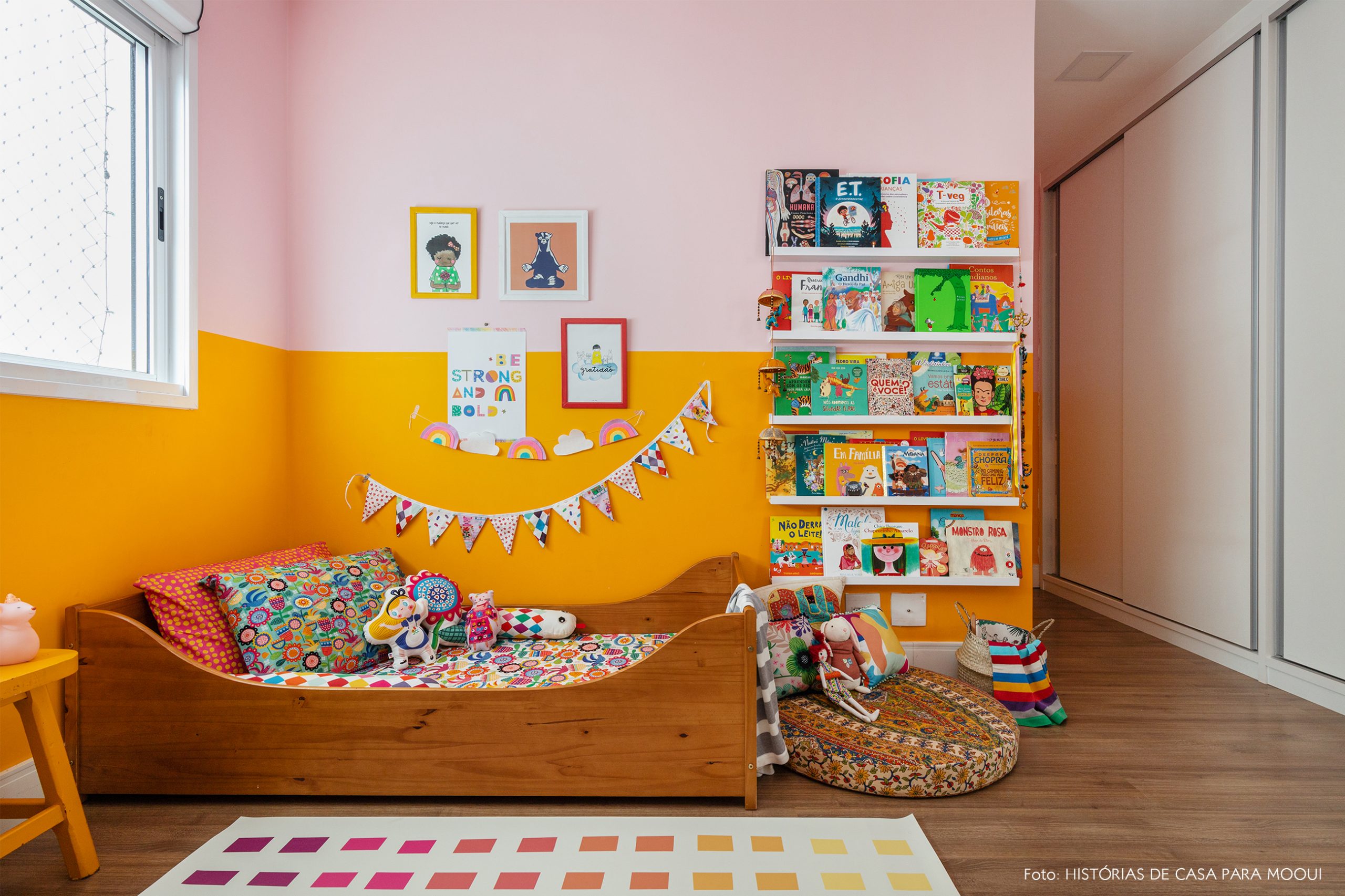 Quarto de menina com paredes coloridas e muitos livros