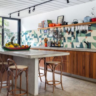 decoração casa cozinha com azulejos coloridos, bancada de concreto e cadeira thonet