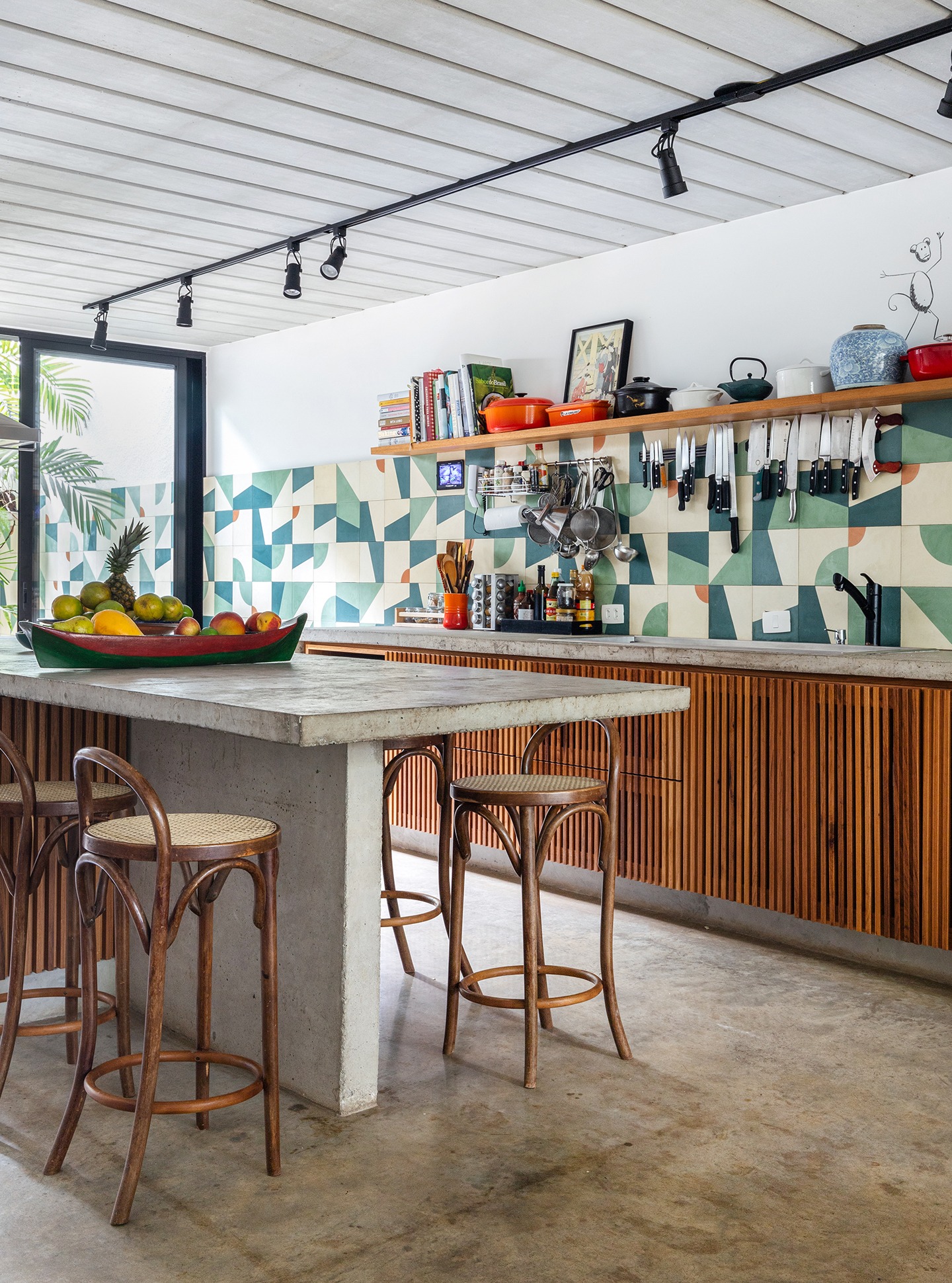 decoração casa cozinha com azulejos coloridos, bancada de concreto e cadeira thonet