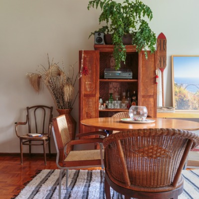 decoração sala jantar com cadeiras de palha e moveis de madeira