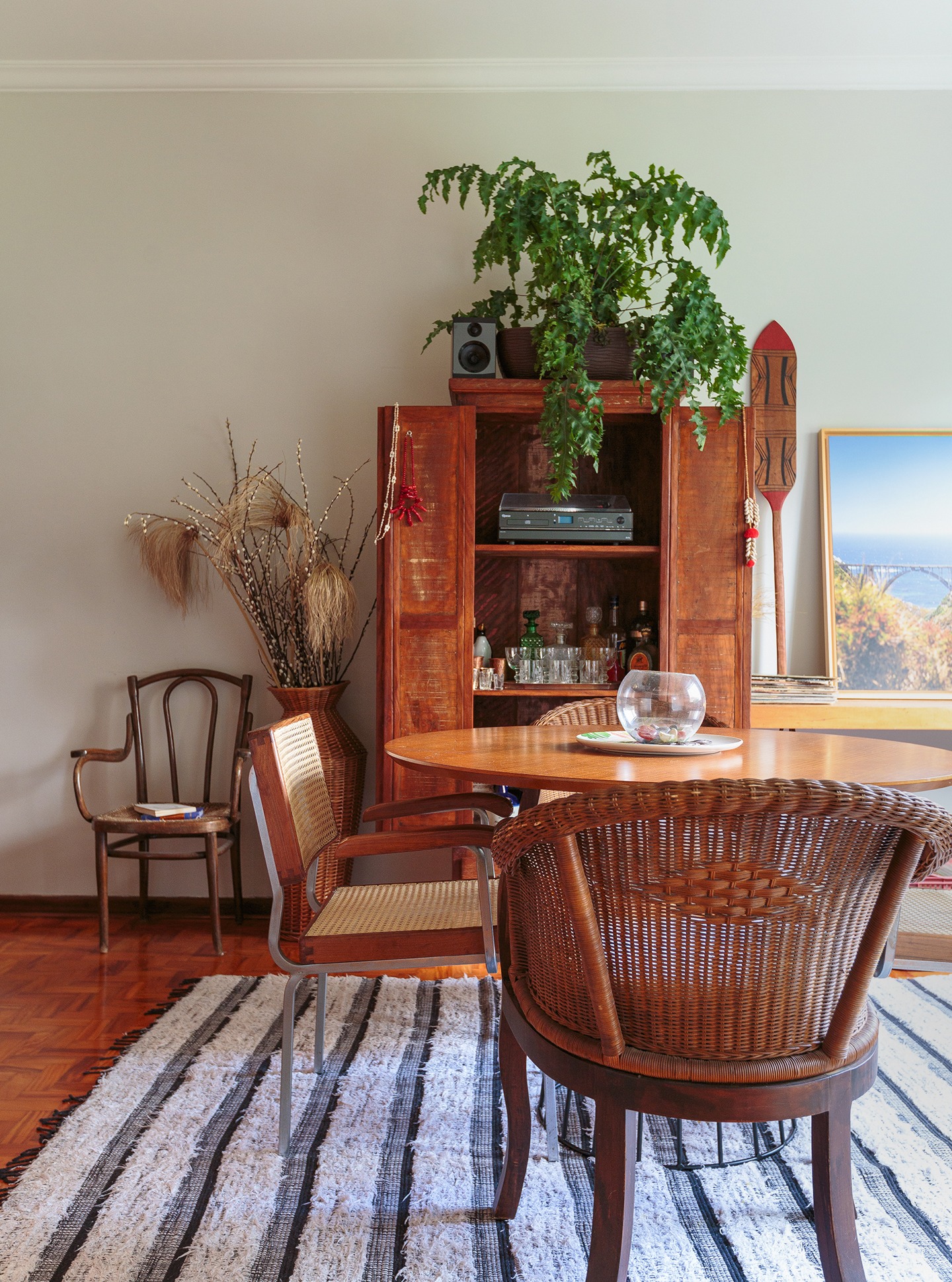 decoração sala jantar com cadeiras de palha e moveis de madeira