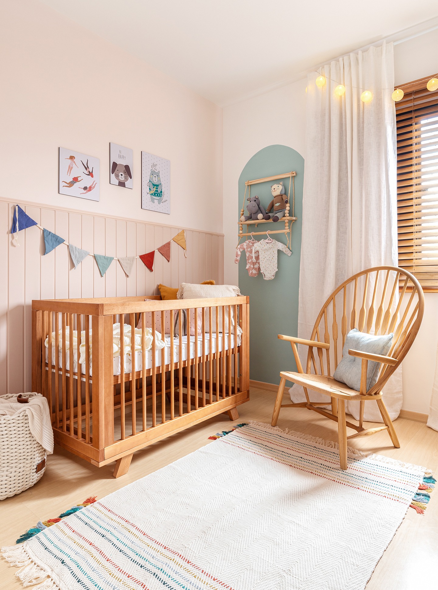 Antes e Depois quarto de bebê parede azul, cadeira e berço de madeira, varal decorativo