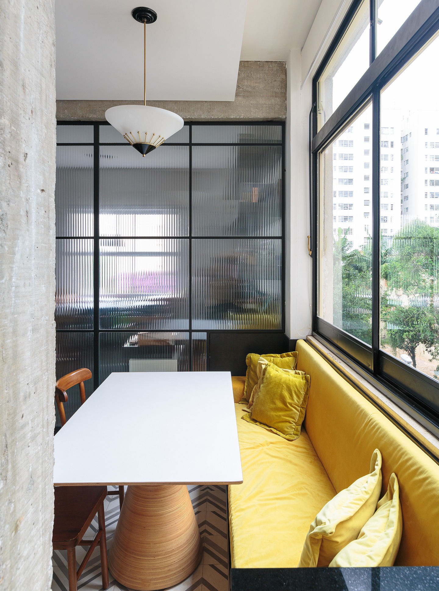 decoração ap cozinha com sofá amarelo e porta serralheria