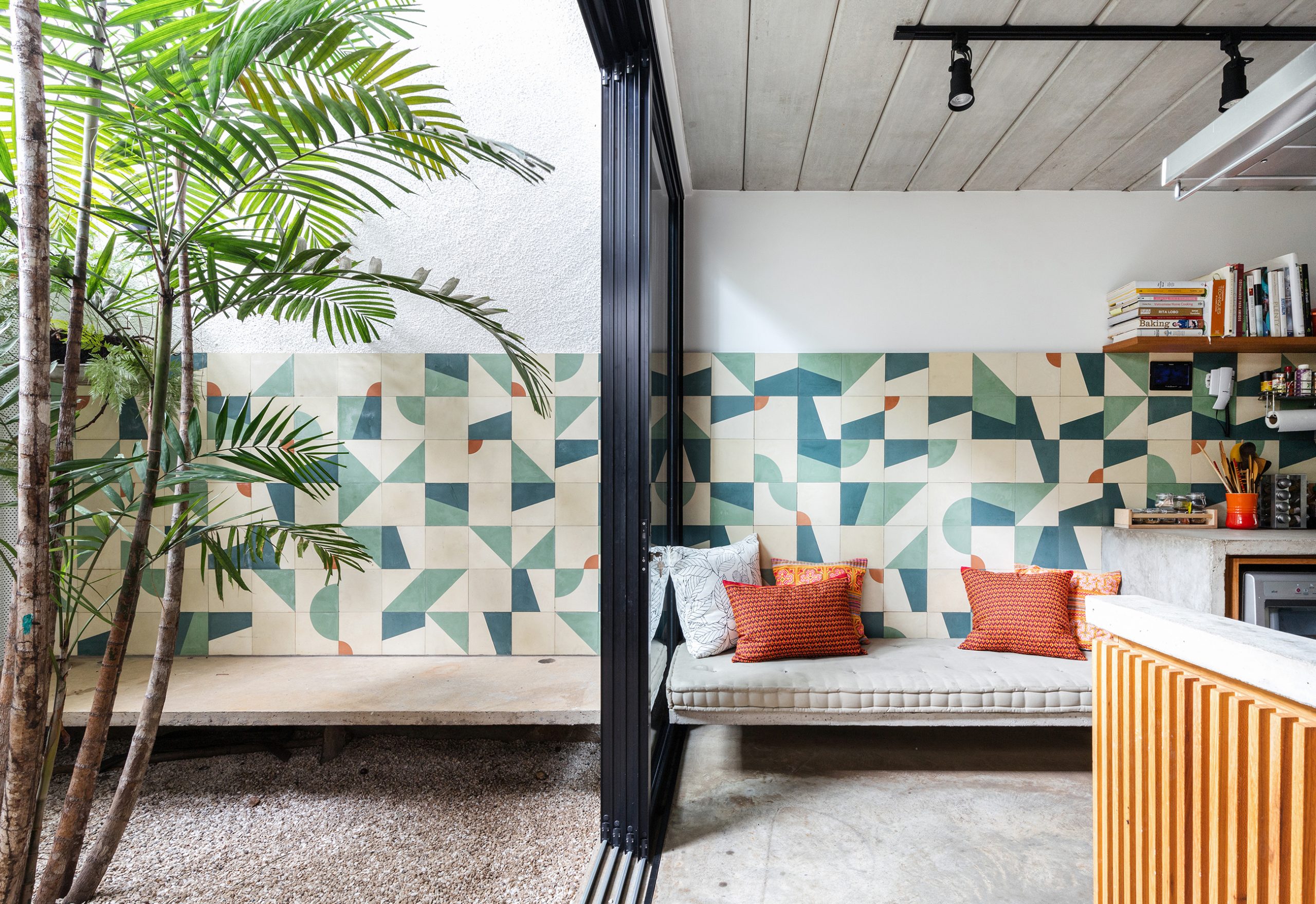 decoração casa jardim cozinha com azulejos coloridos na parede, banco de concreto