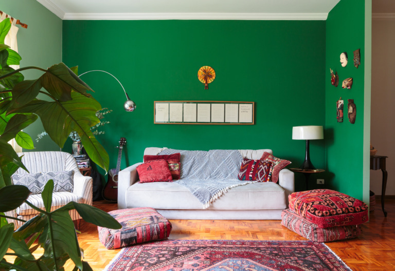 decoração sala com parede verde, pufes coloridos