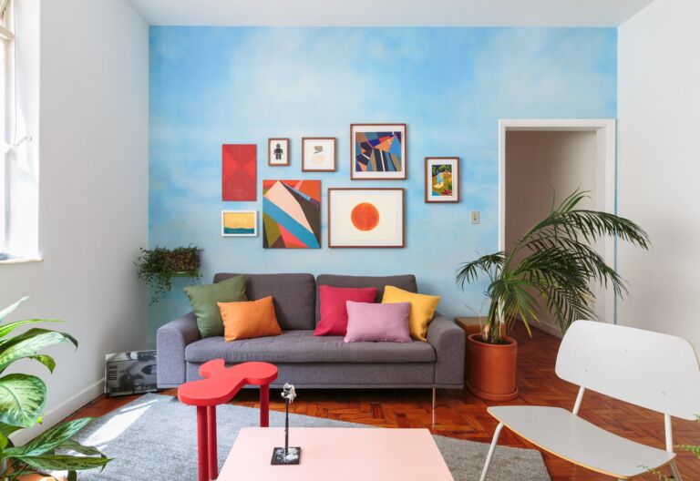 decoração papel de parede antes e depois sala com muitos quadros