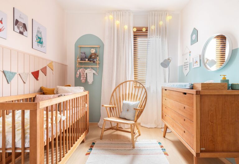 Antes e Depois quarto de bebê meia parede azul, berço e trocador de madeira e cordão de luz