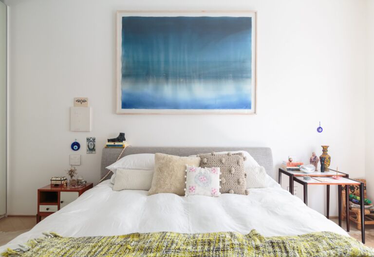 decoração ap quarto com cabeceira de tecido e quadro azul